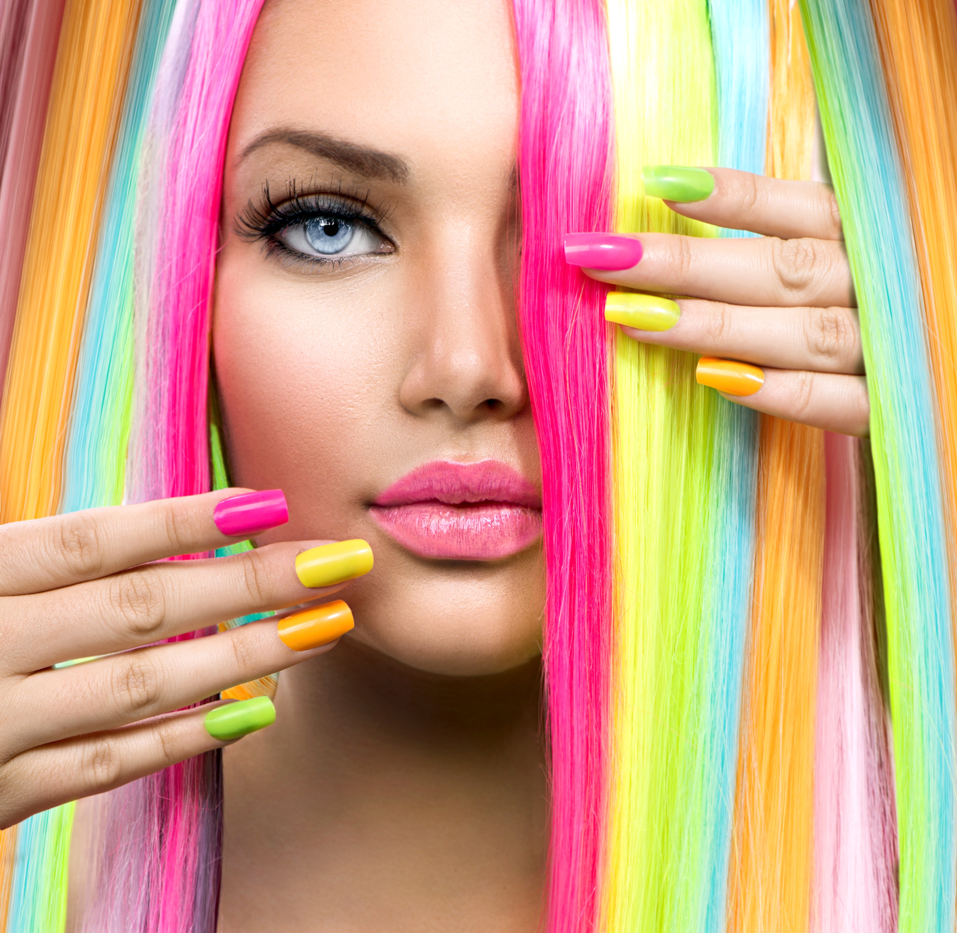 Цветная девочка. Девушка с разноцветными ногтями. Яркие разноцветные ногти. Девушка с яркими ногтями. Ногти для девушек.