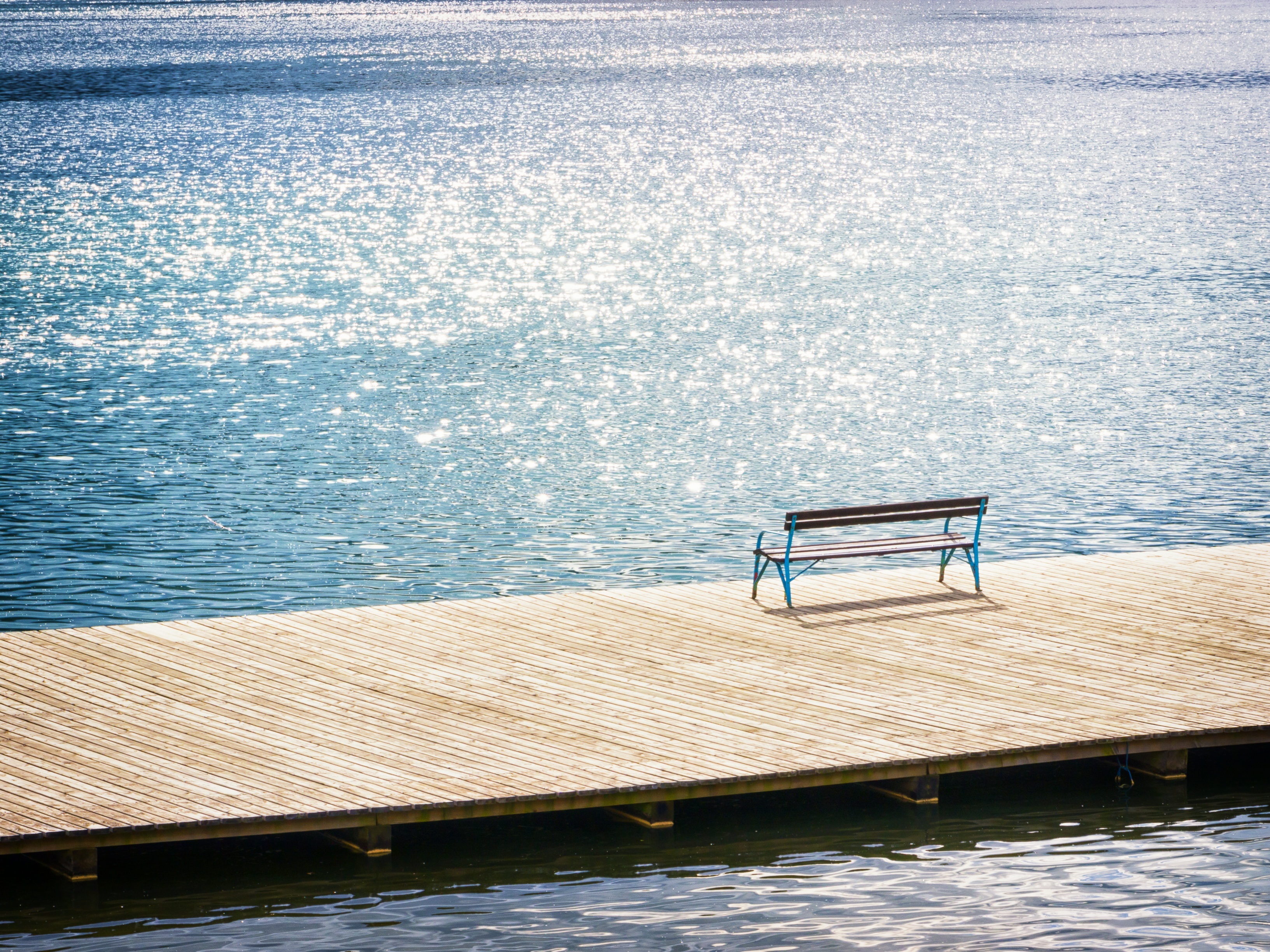 Умиротворяющий синоним. Скамейка с видом на море. Море причал. Деревянный причал. Пирс на озере.