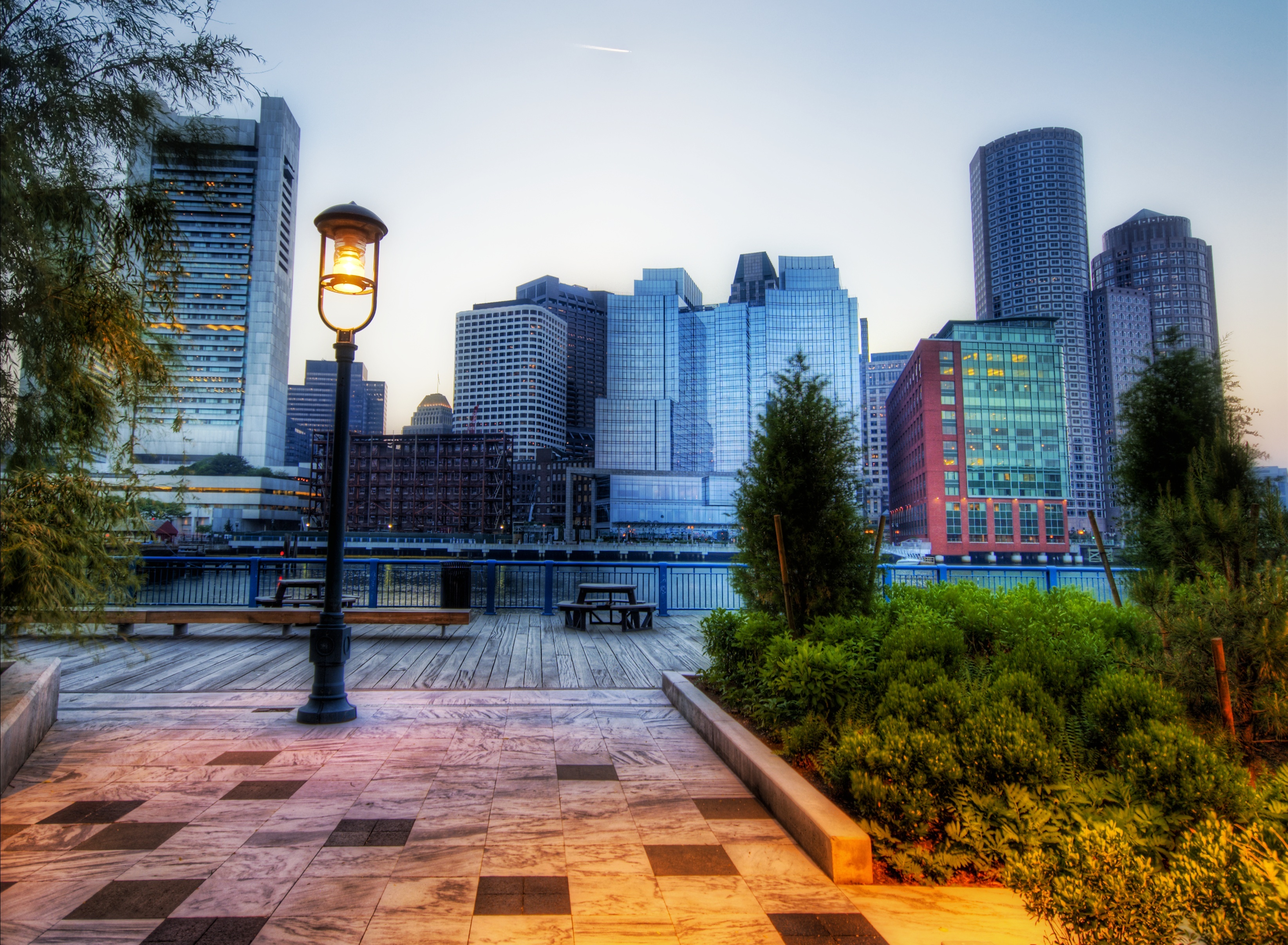 Нужные здания в городе. Высотки Бостона. Парк сквер Бостон. Современный город. Фон город.