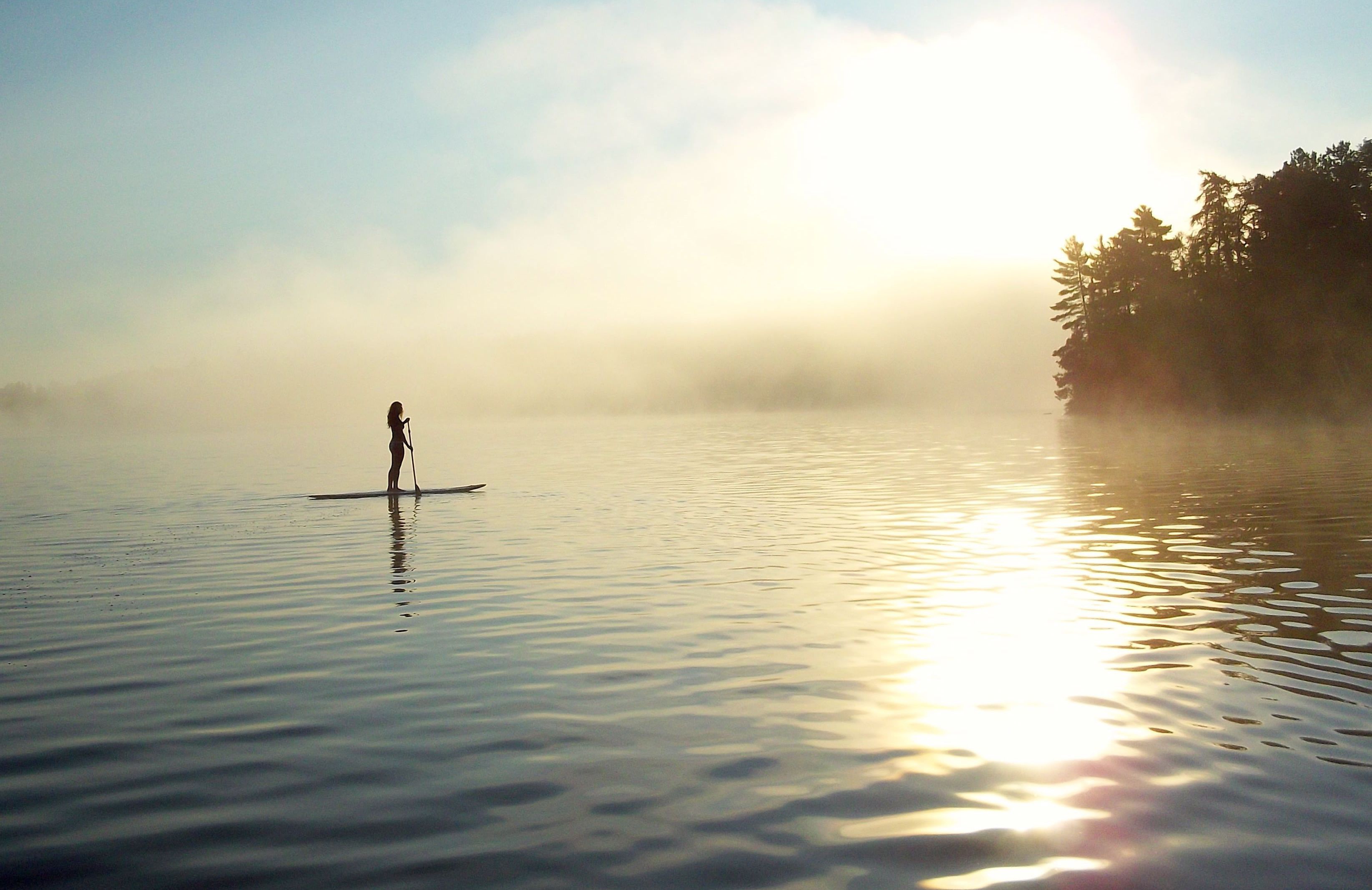 С утра сидит на озере. Утро на озере. Озеро в тумане. Туманное утро на озере. Туман на воде.