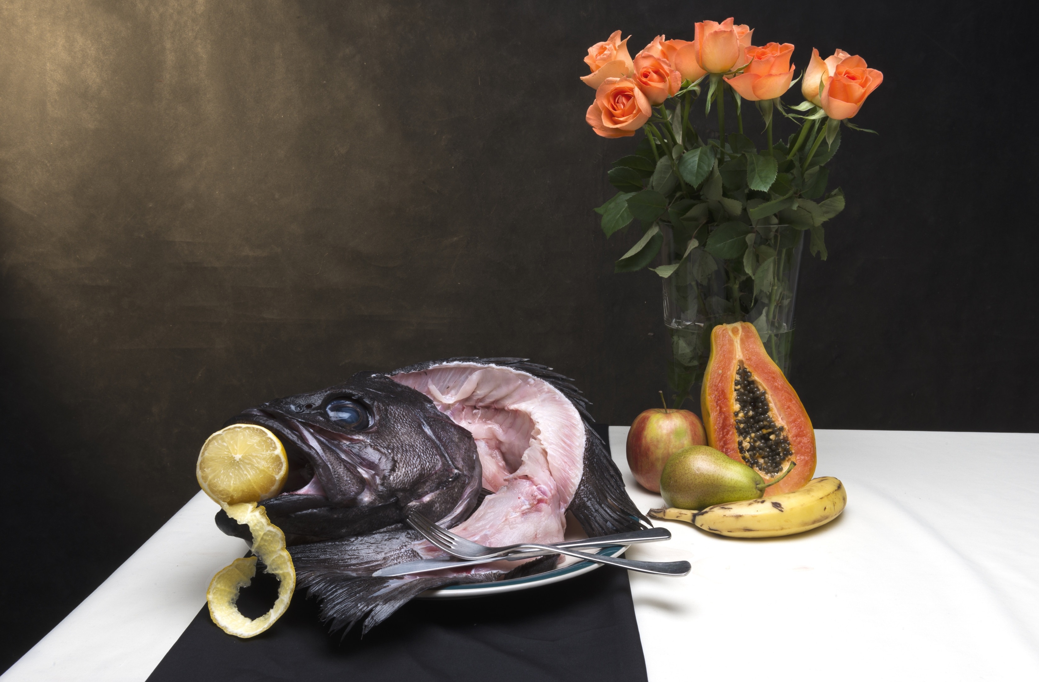 Фруктовая рыба. Натюрморт с рыбой. Натюрморт с рыбой фото. Натюрморт с рыбой и лимоном. Натюрморт рыба на тарелке.