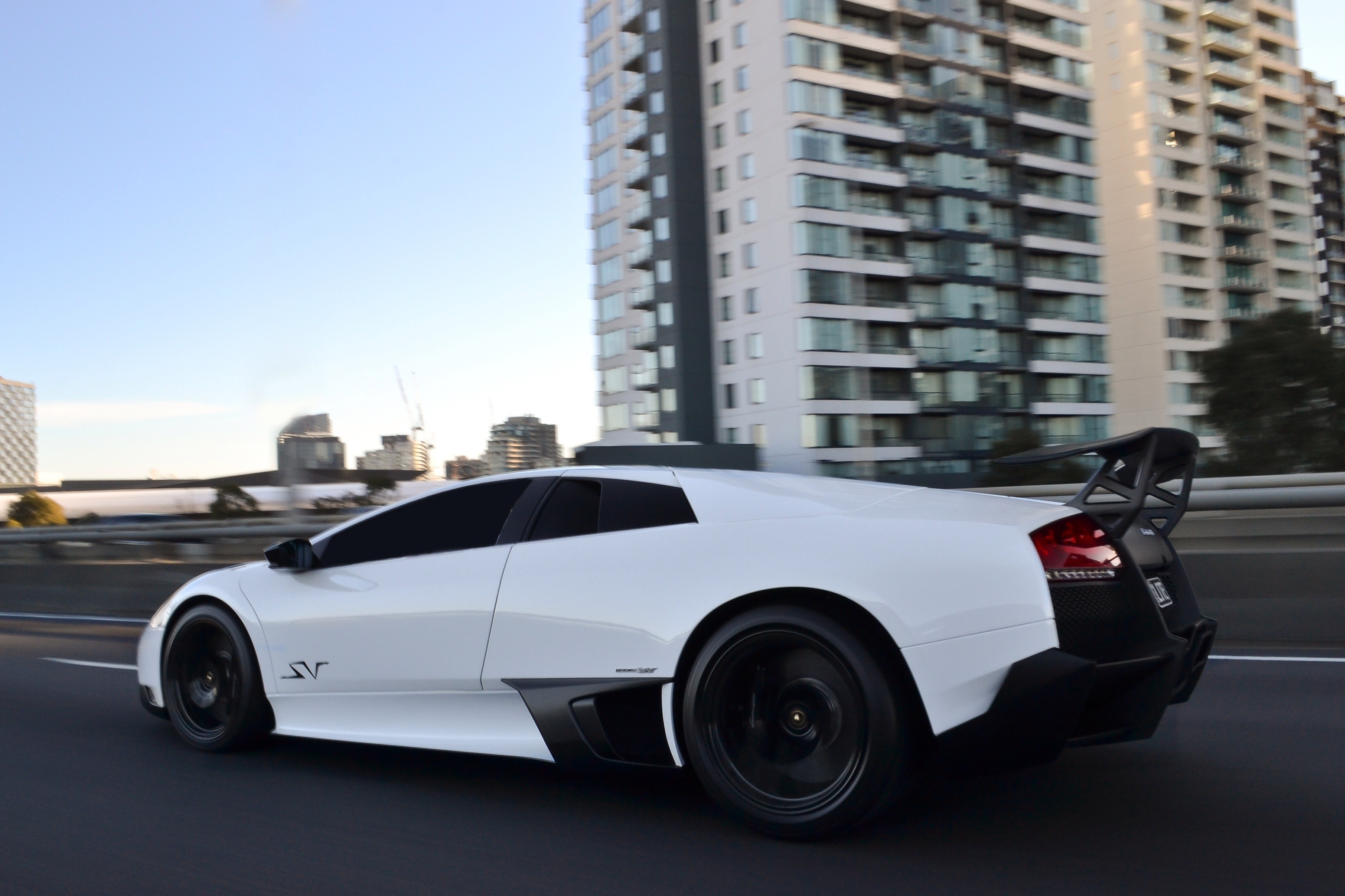 Скачать обои дорога, белый, небо, скорость, white, lamborghini, вид сбоку,  road, раздел машины в разрешении 3300x2200