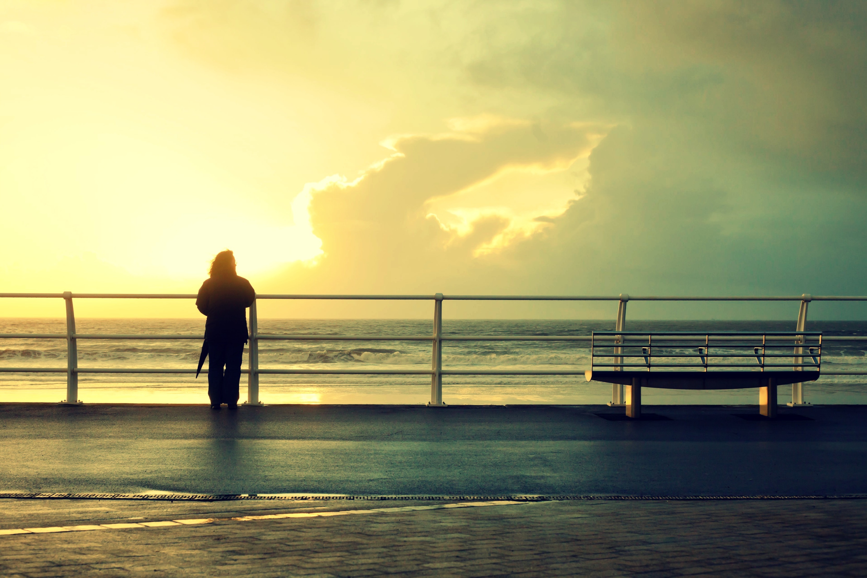 Видео о смысле жизни. Море одиночество. Одинокий человек на мосту. Расставание у моря. Одинокий человек у моря.
