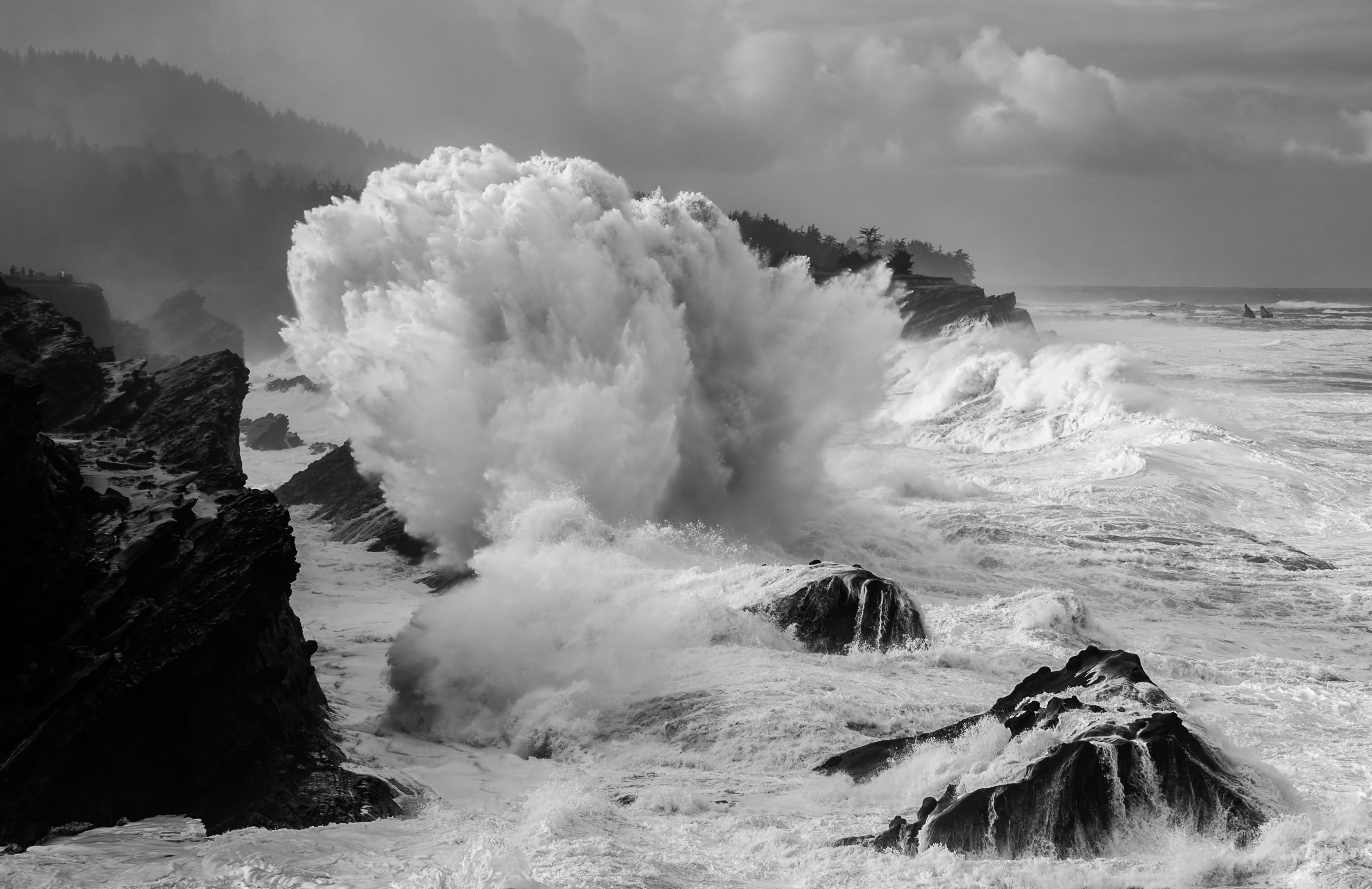 Скажи шторм. Атлантический океан шторм. Камчатка шторм. Чёрное море шторм волны скалы. Море шторм.