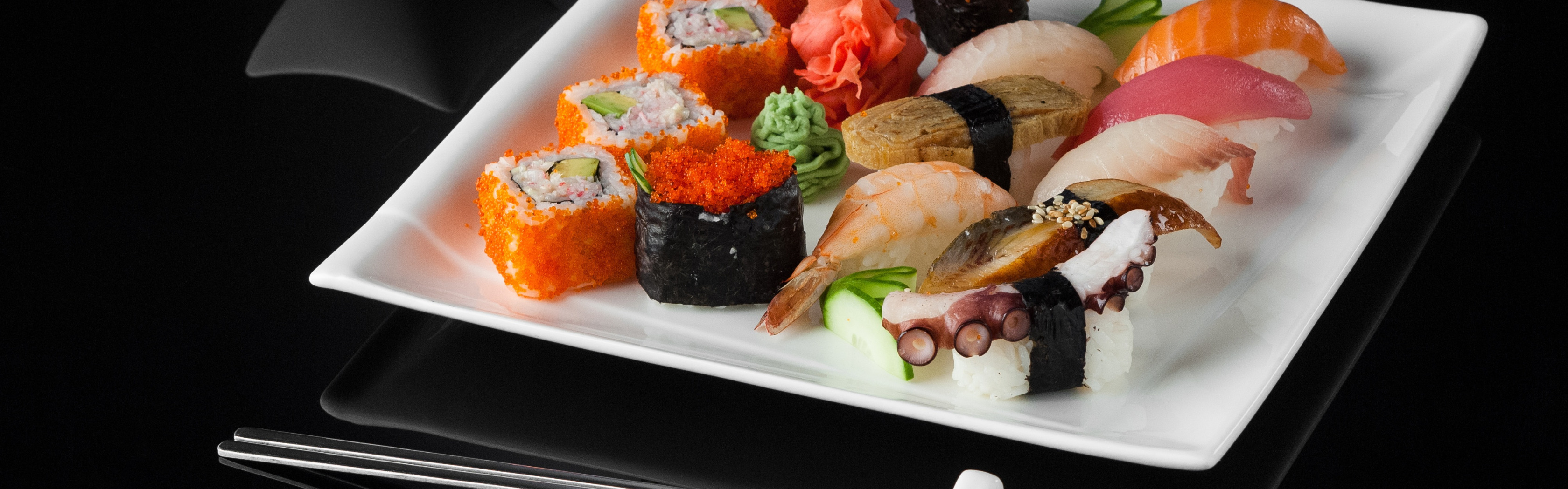 Самая высокая система суши. Суши и роллы. Японская кухня. Роллы фон. Роллы на черном фоне.