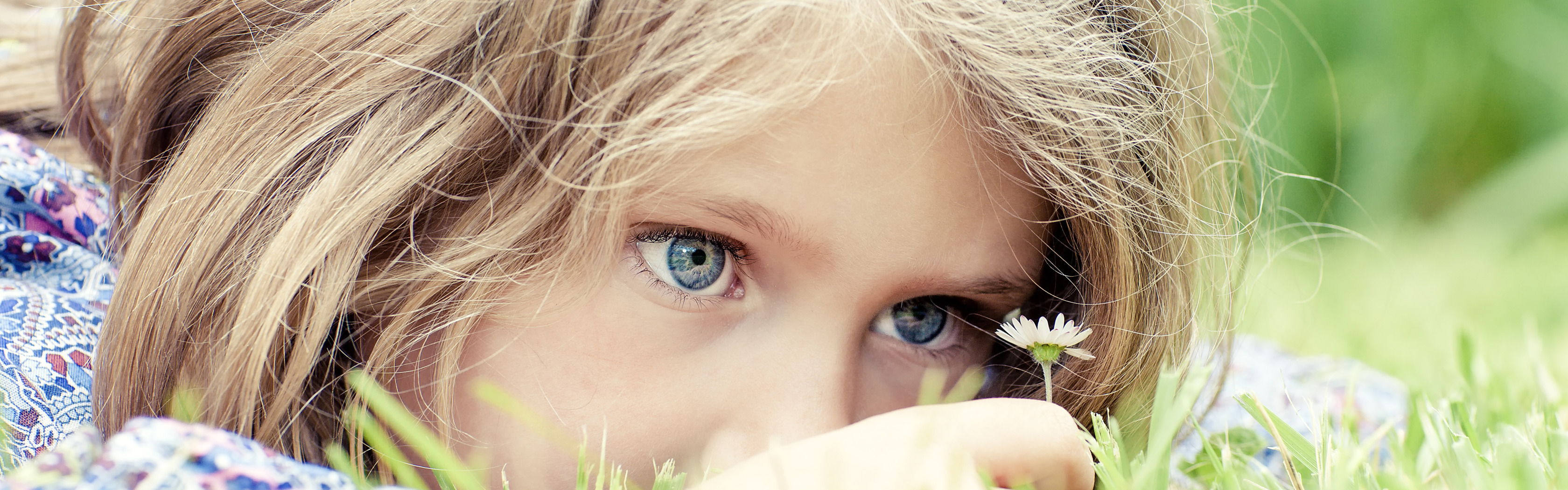 Дитя надежды. Children Play on the grass.