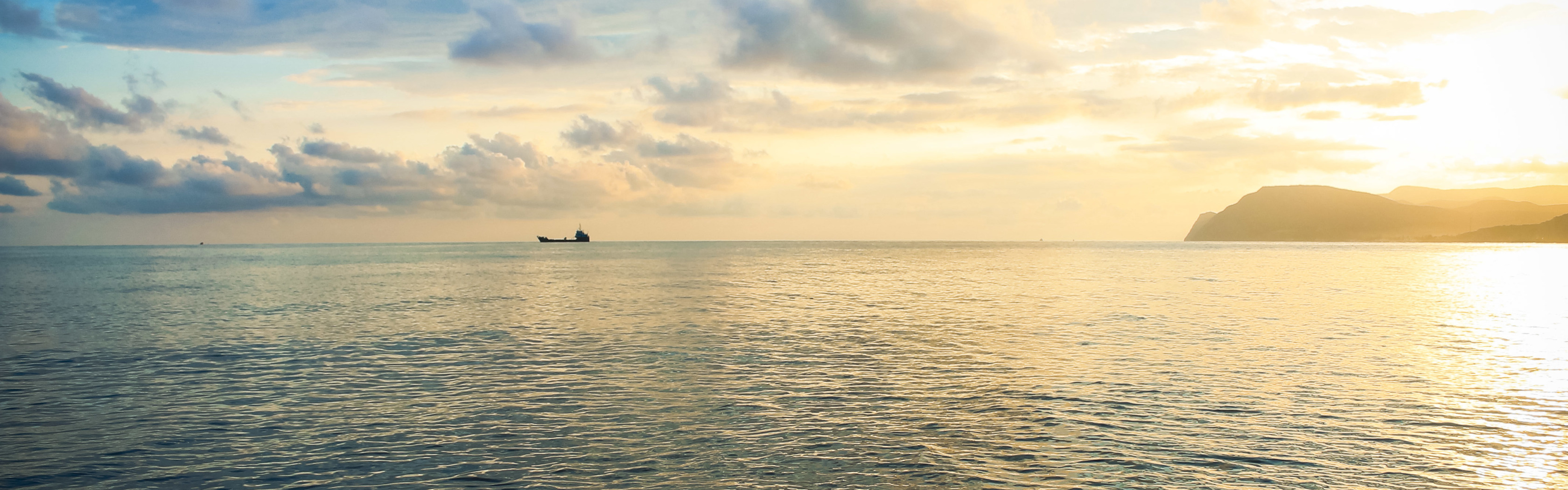 Узкое море. Черное море штиль. Черное море Новороссийск Мальдивы. Вид на море издалека. Море в штиле вид сверху.