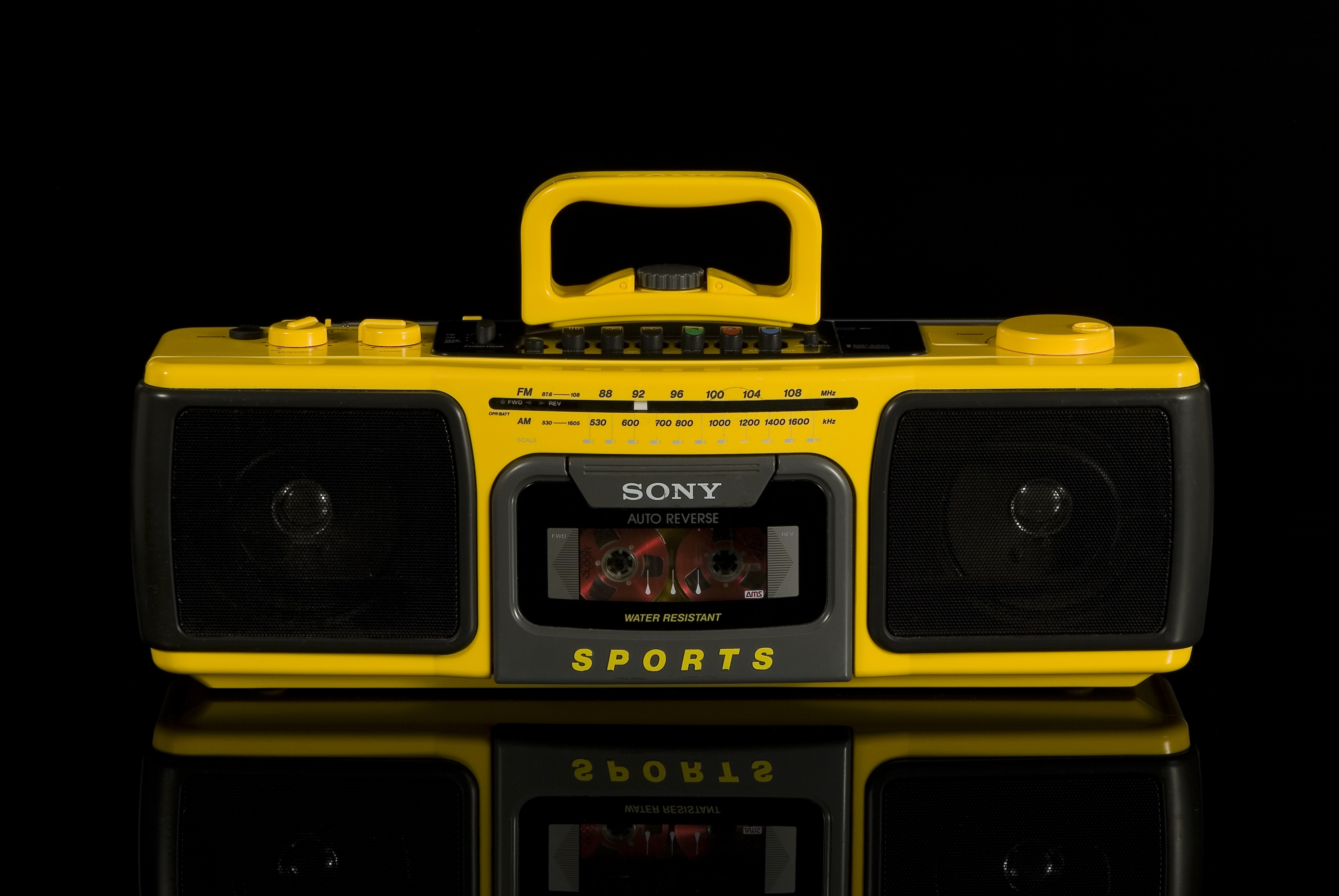 Ретро магнитофон. Желтый кассетный магнитофон сони. Sony cfs930. Винтажная техника Бумбокс сони 90х. Магнитофон Sony 1200.