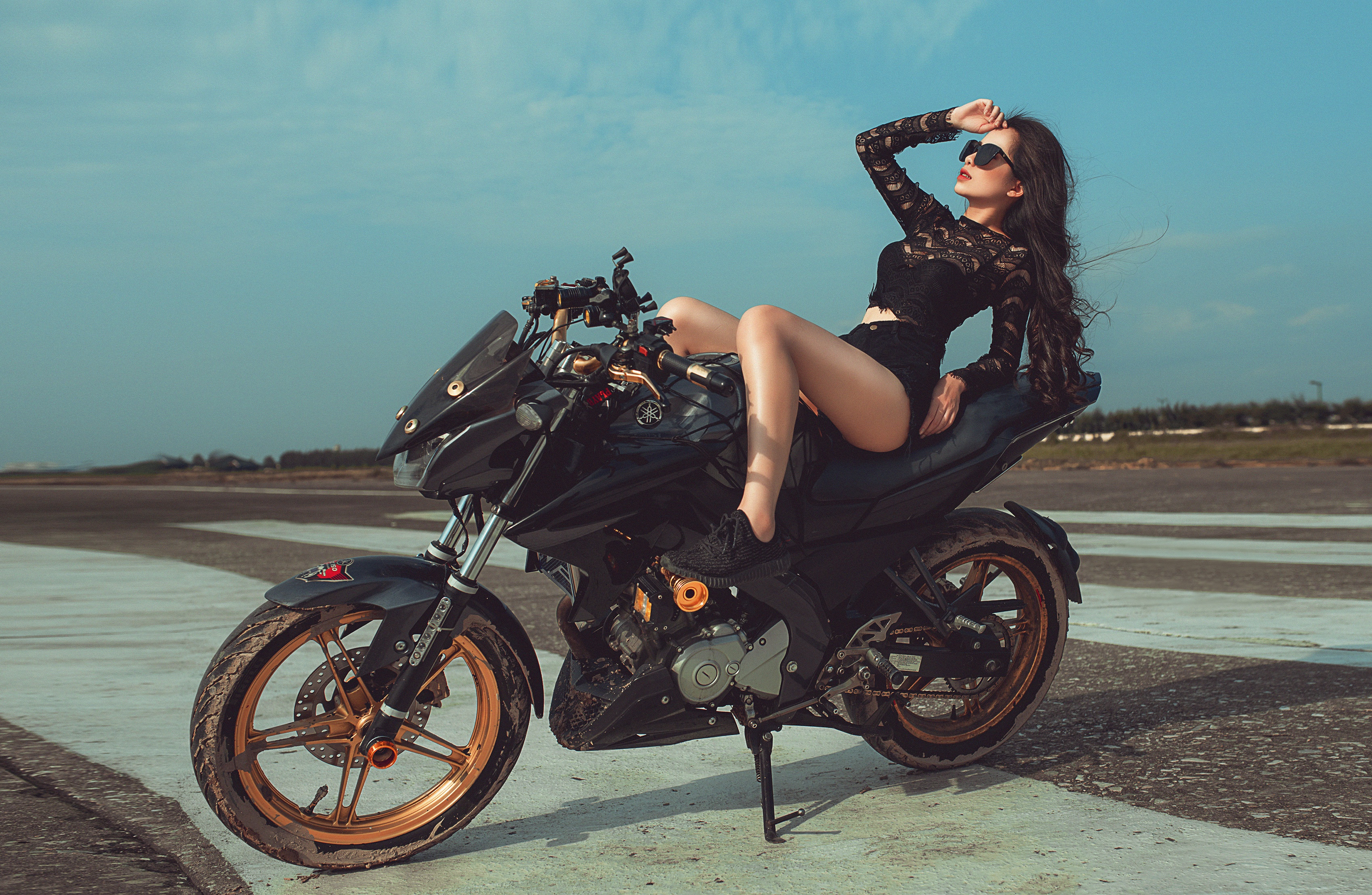 Про девушку на мотоцикле. Девушка на мотоцикле. Фотосессия на мотоцикле. Фотосессия на мотоцикле девушки. Фотосет с мотоциклом девушки.
