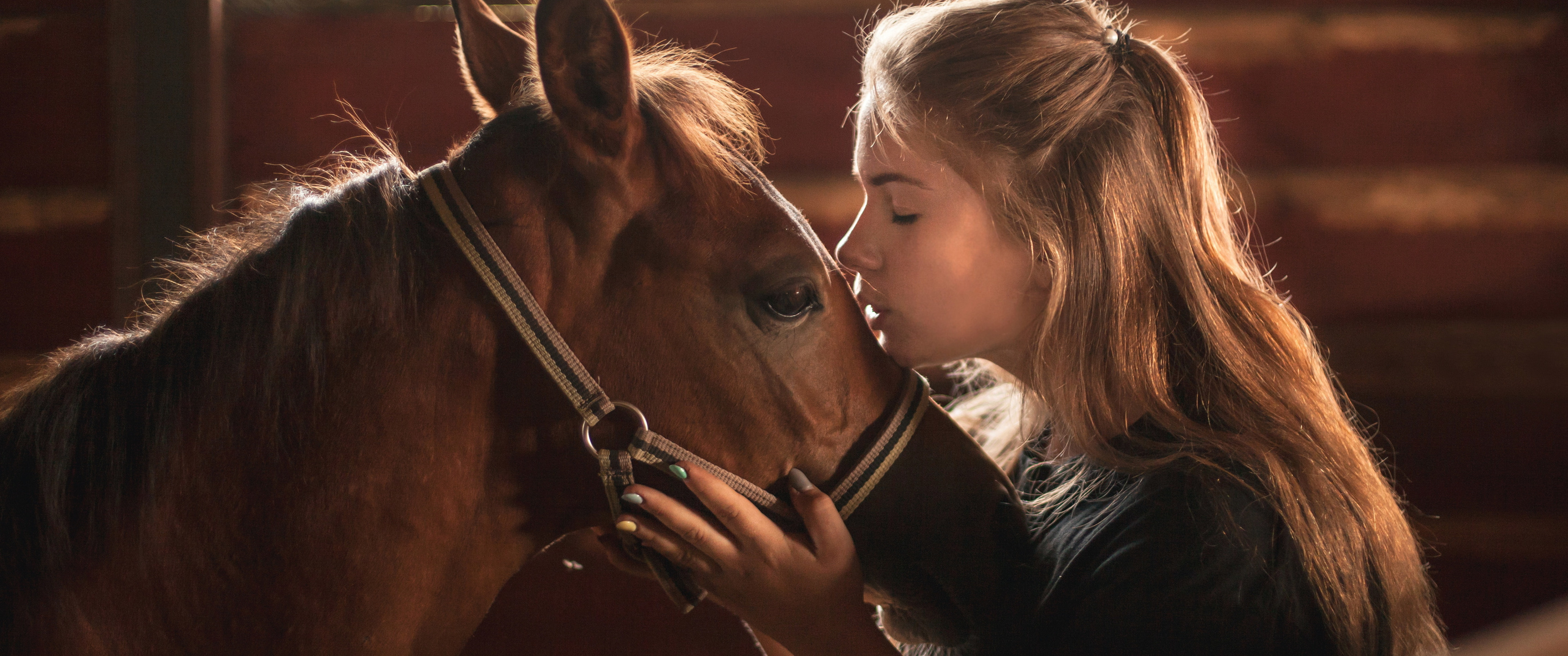 Девушка лошадь клип. Девушка с лошадью. Обои на рабочий стол девушки на лошадях.