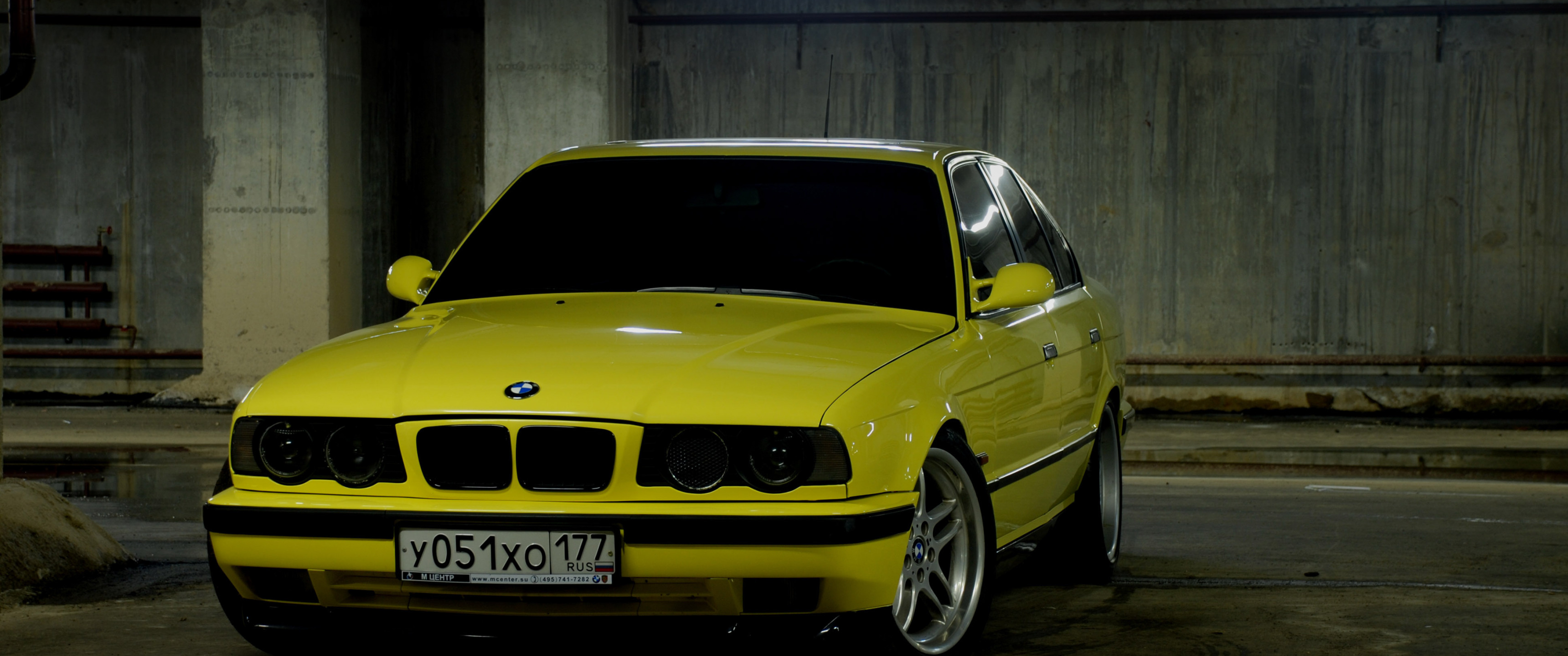 Скачать обои желтый, BMW, стоянка, E34, раздел bmw в разрешении 3440x1440