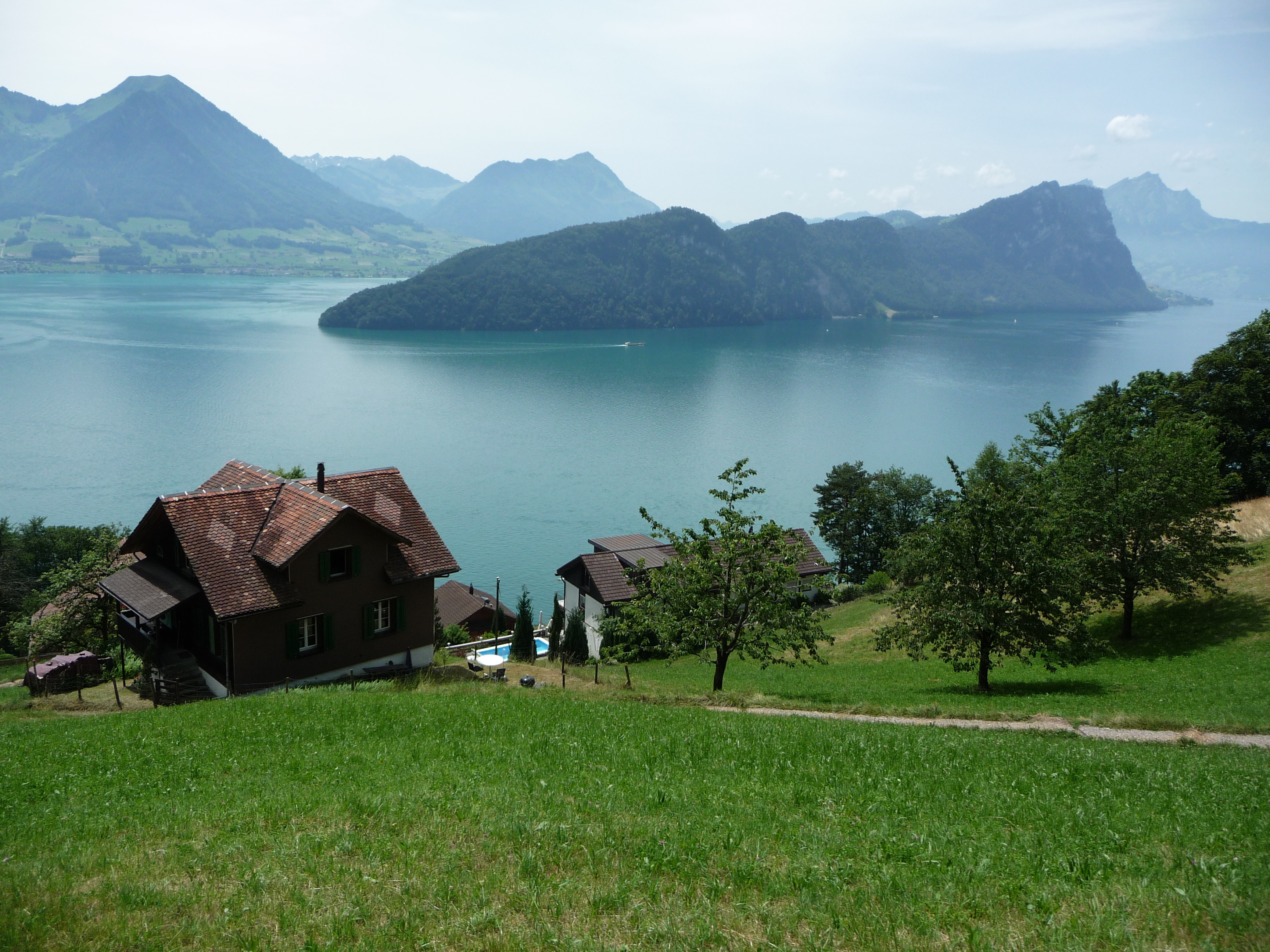 Горы домики озеро. Фахверк Швейцария горы озеро лес. Горное селение Швейцария озеро. Дом в горах у озера. Домик в горах у озера.