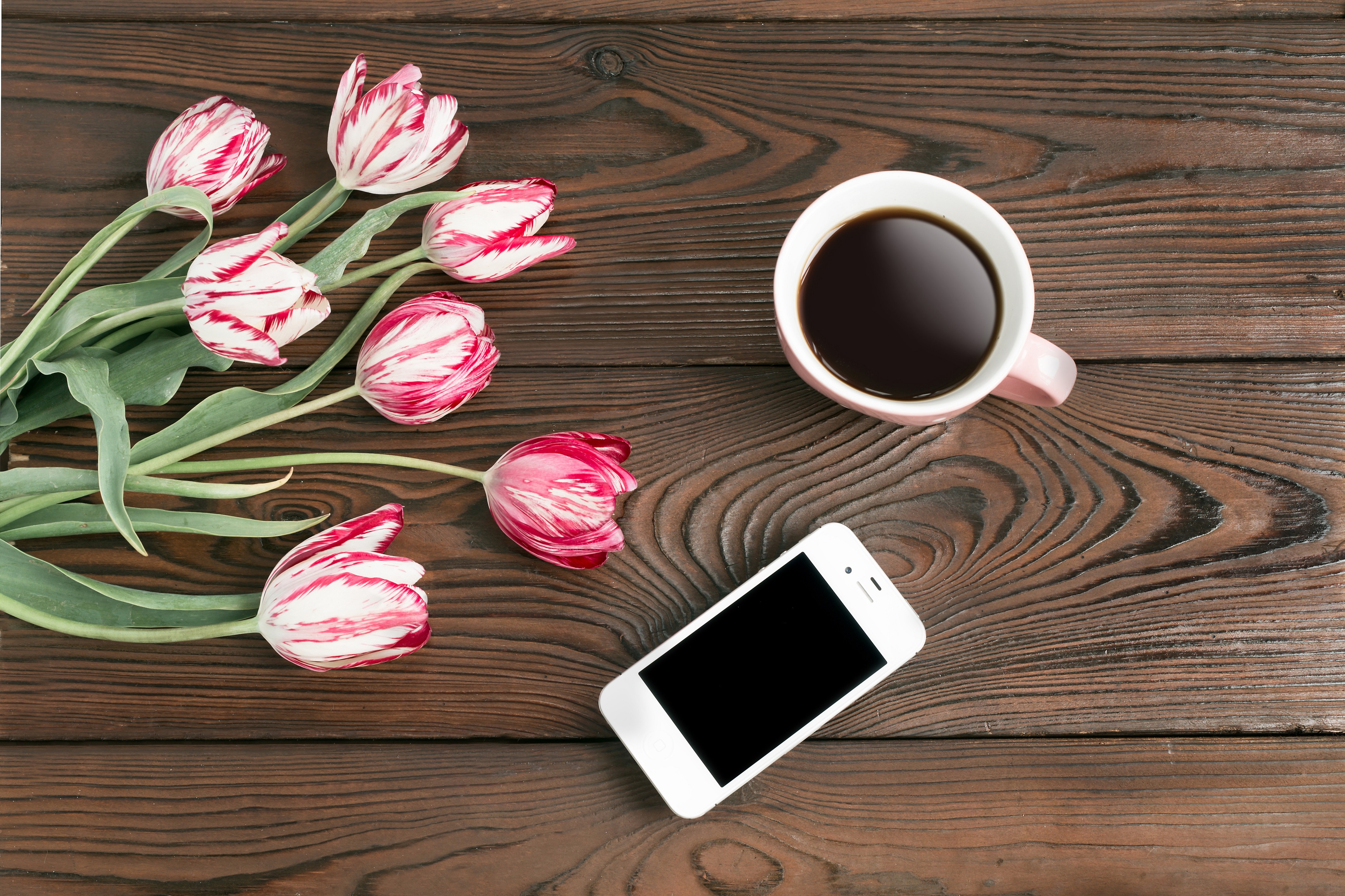 Рабочий стол на моем телефоне. Цветы на деревянном столе. Кофе и цветы. Цветы на столе вид сверху. Тюльпаны на деревянном столе.