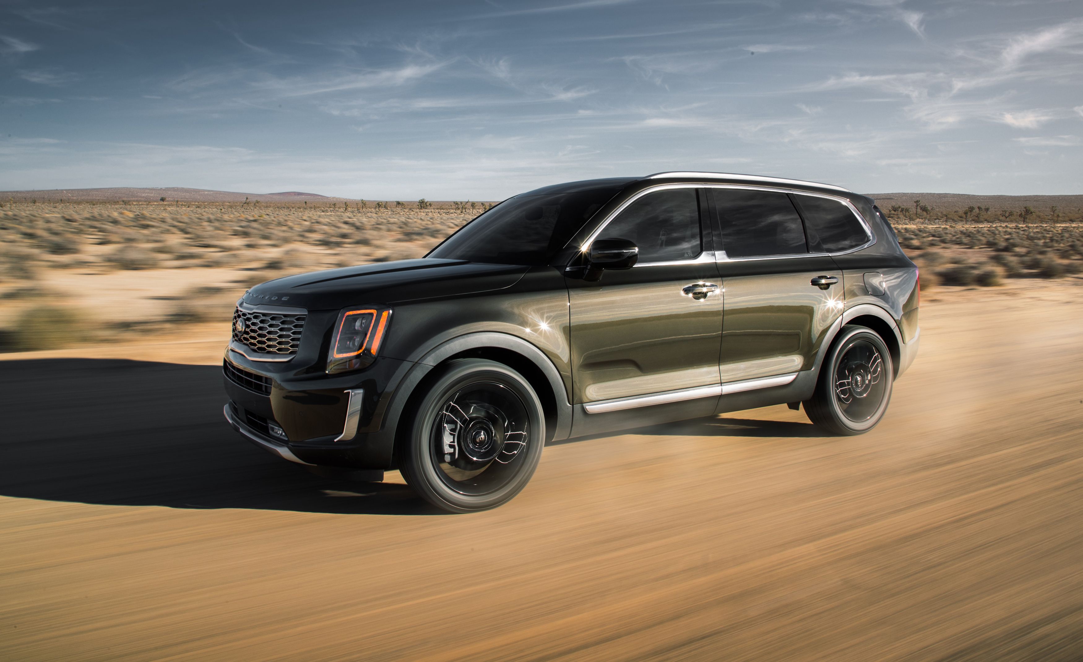 Скачать обои дорога, песок, машина, скорость, внедорожник, Kia Telluride,  раздел kia в разрешении 3500x2139