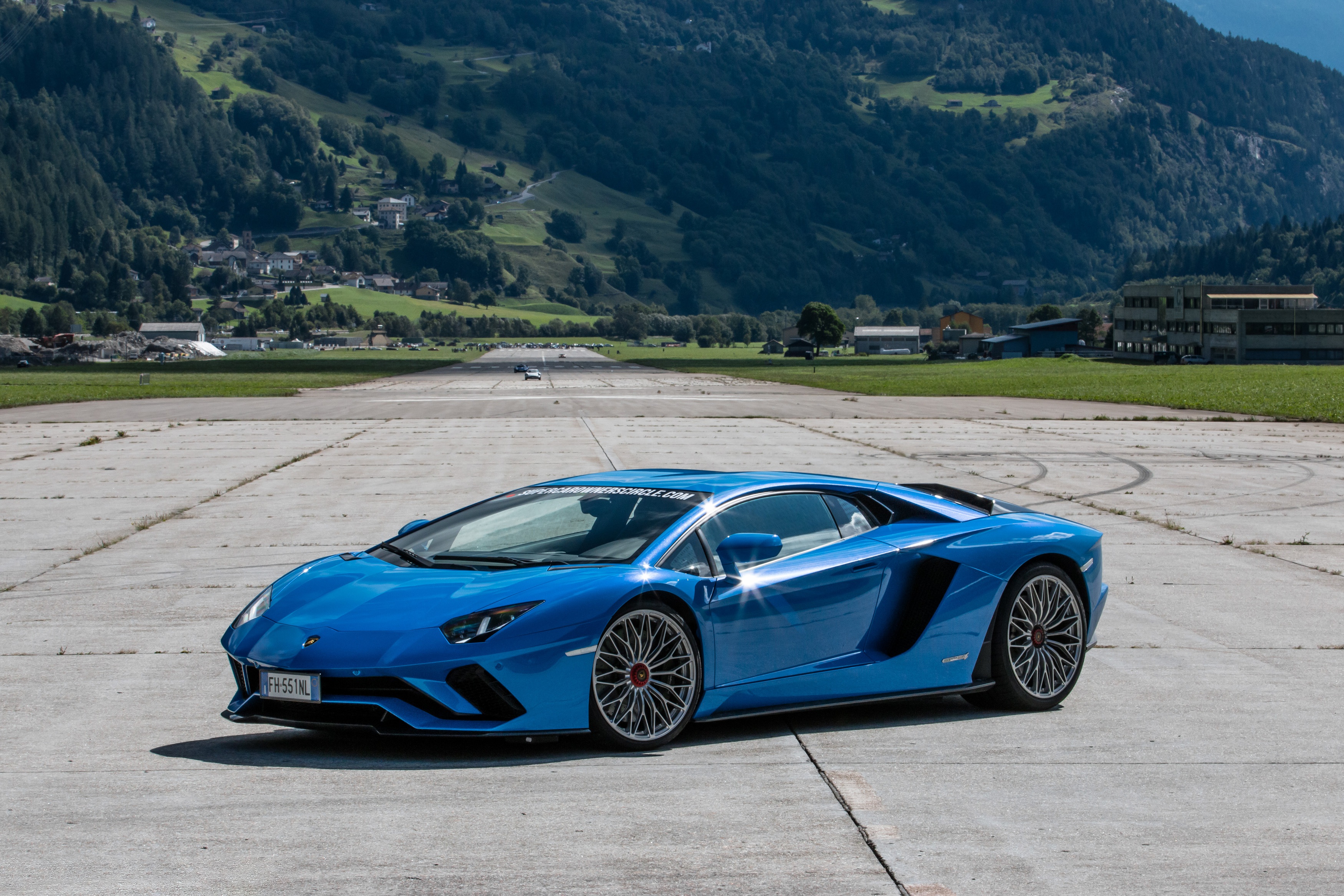 Lamborghini Aventador синий