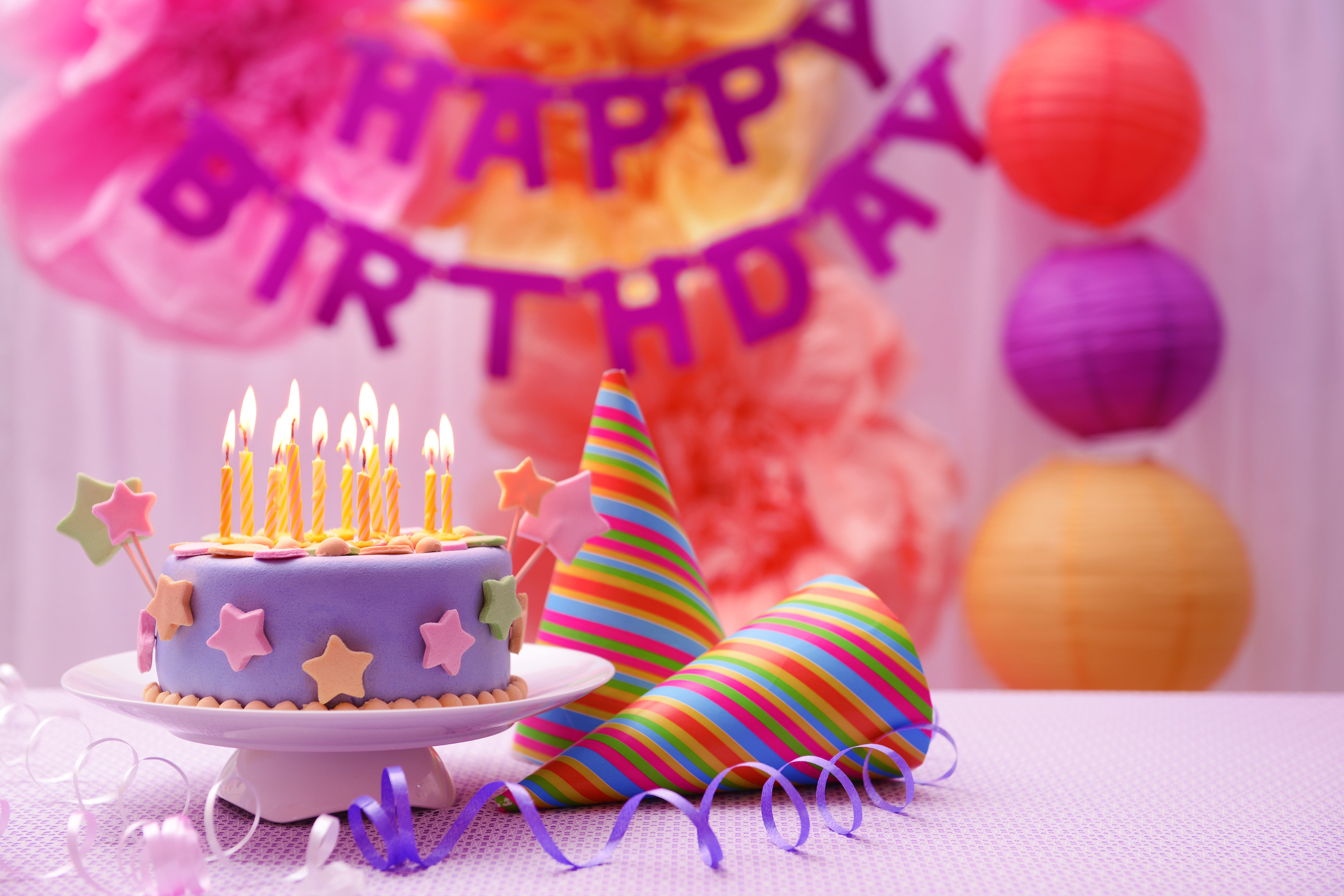 A birthday. С днем рождения. Тортик с днем рождения. Открытка с днём рождения торт. С днем рождения торт и цветы.