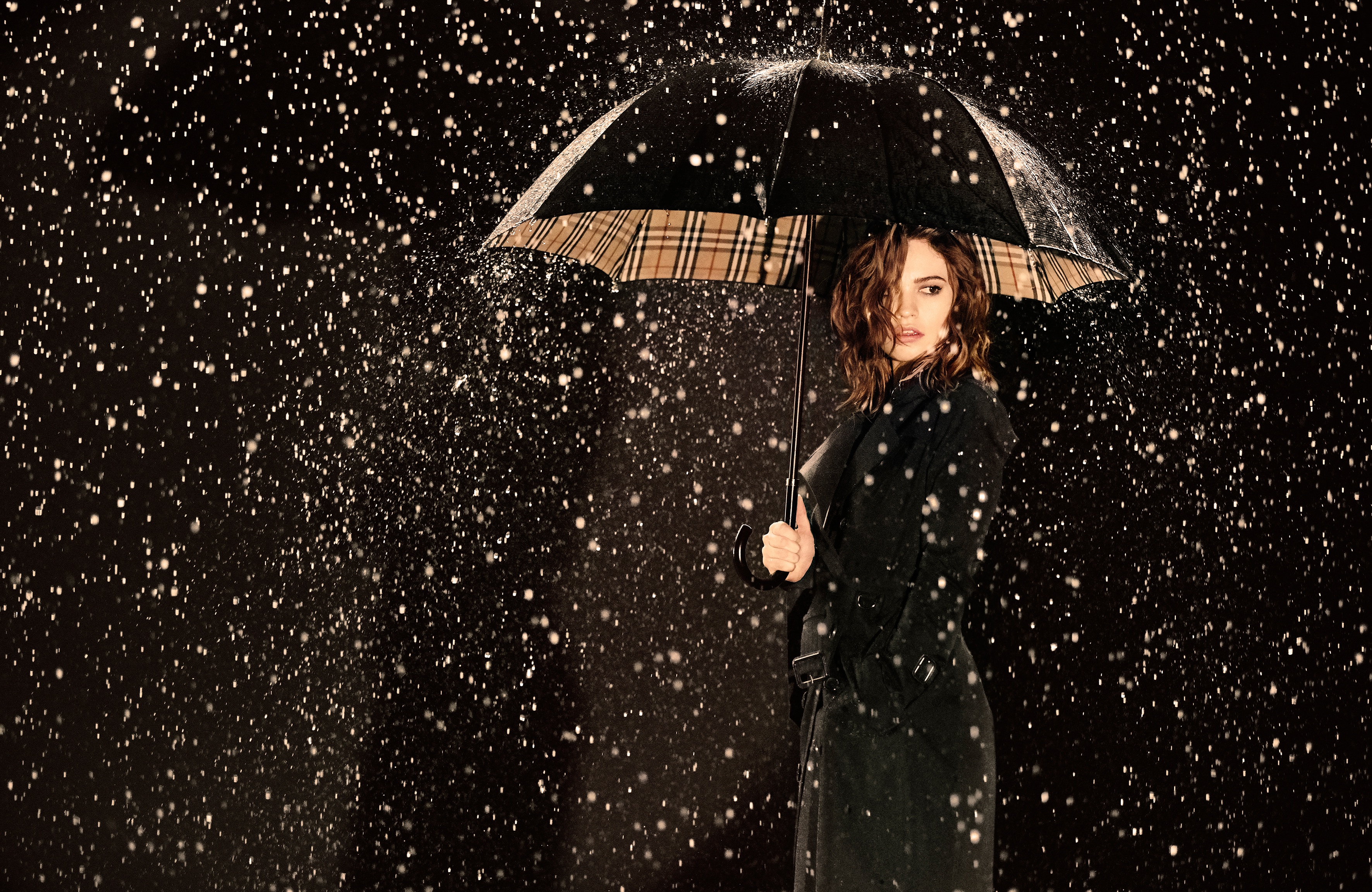 Плащ под дождь. Девушка под дождем. Человек под дождем. Девушка с зонтом под дождем.