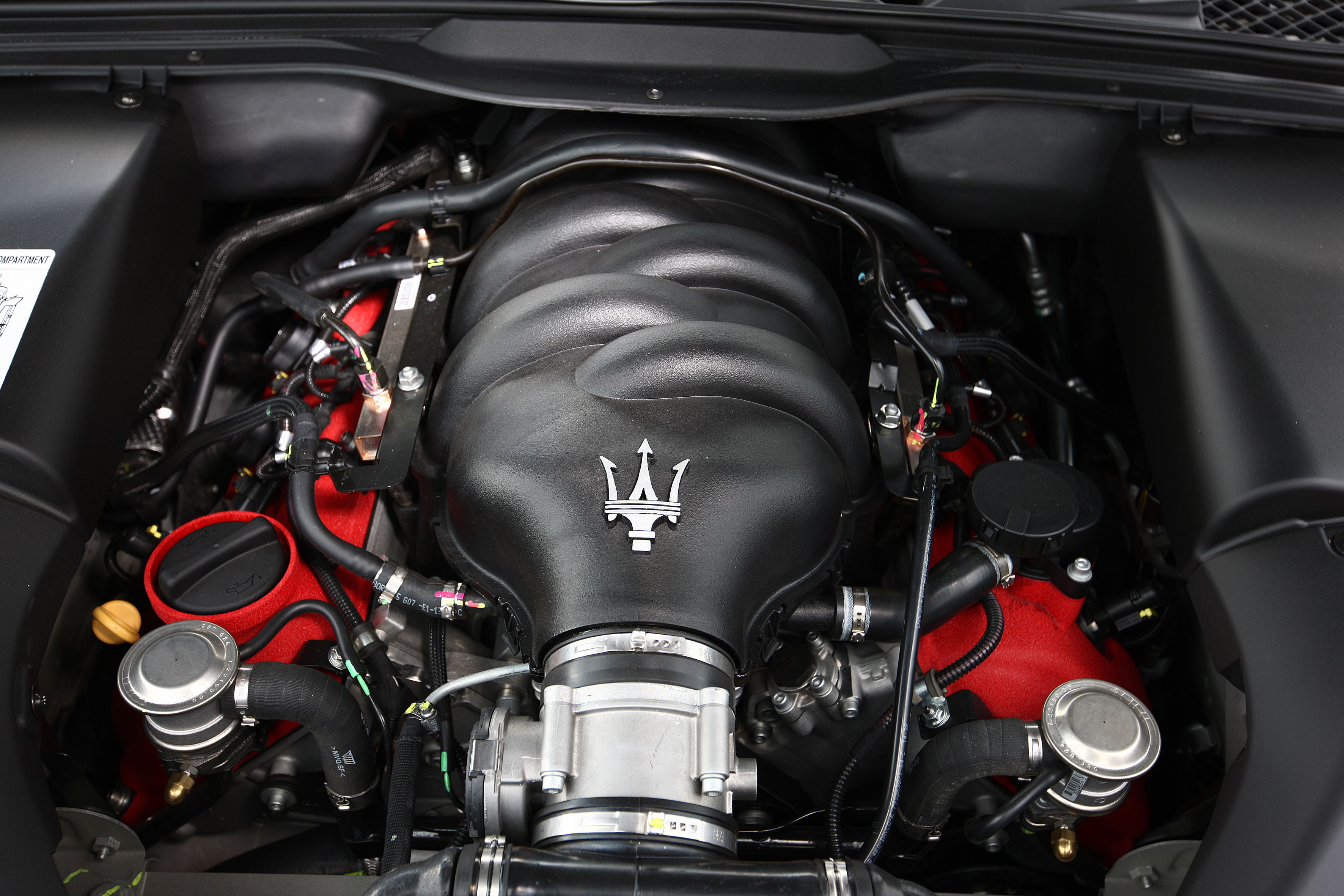 Двигатель мазерати. Maserati GRANTURISMO мотор. Мазерати Кватропорте двигатель. Мазерати 2010 мотор. Maserati v8.