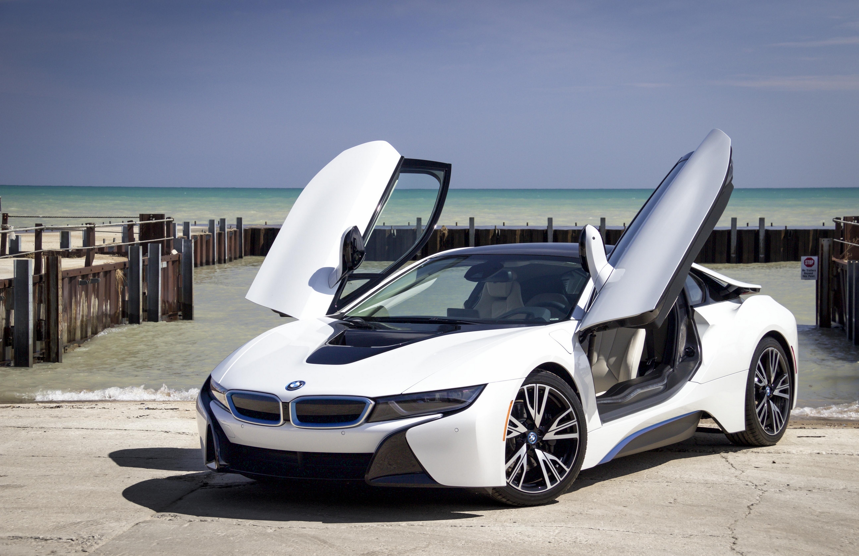 Новые виды 8. BMW i8 2016. BMW спорткар i8. BMW i8 белая. BMW Sport Coupe i8.