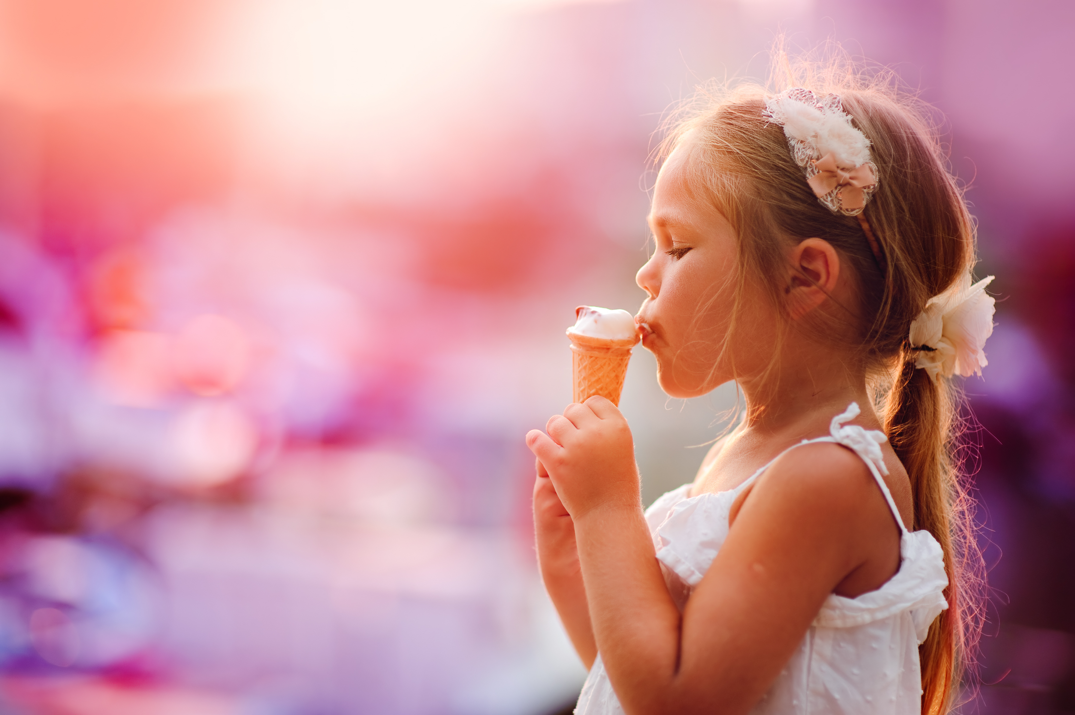Сосание девочки. Девочка ест мороженое. Дети едят мороженое. Ребенок с мороженым. Девочка с мороженым.