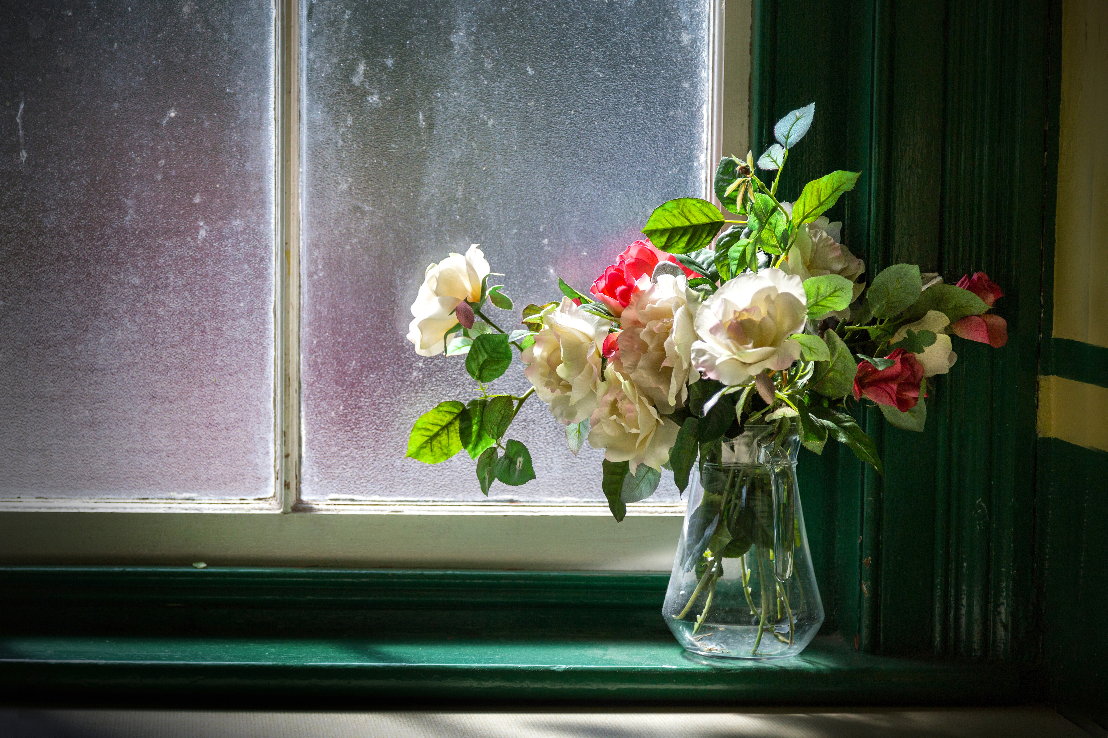 Как спасти розы в вазе. Цветы на подоконнике. Букет цветов на подоконнике. Подоконник с цветами. Цветы в вазе на окне.