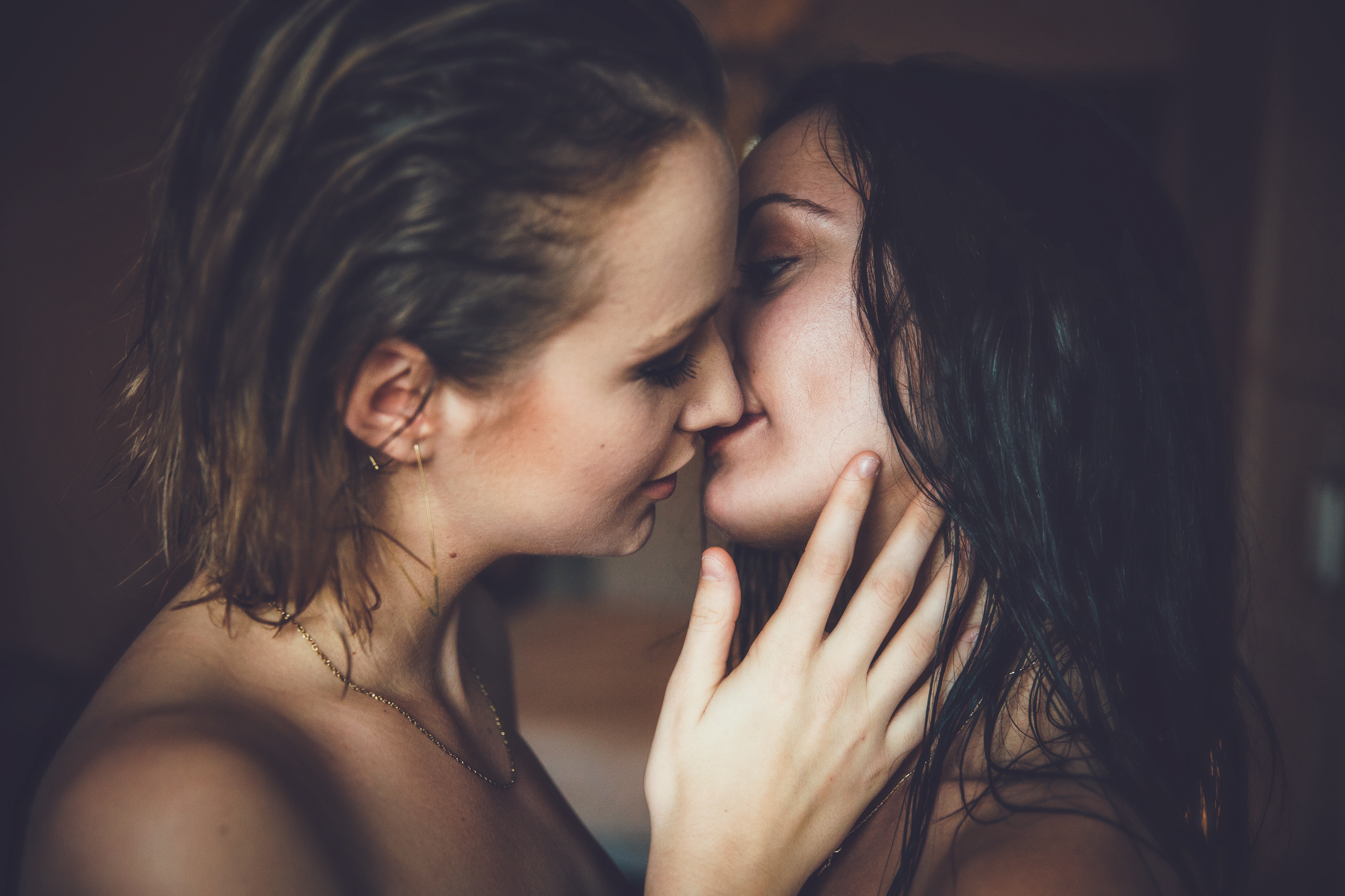 Lesbian could. Барбара Палвин лесбийский поцелуй. Две девушки любовь. Поцелуй девушек. Фотосессия двух девушек.