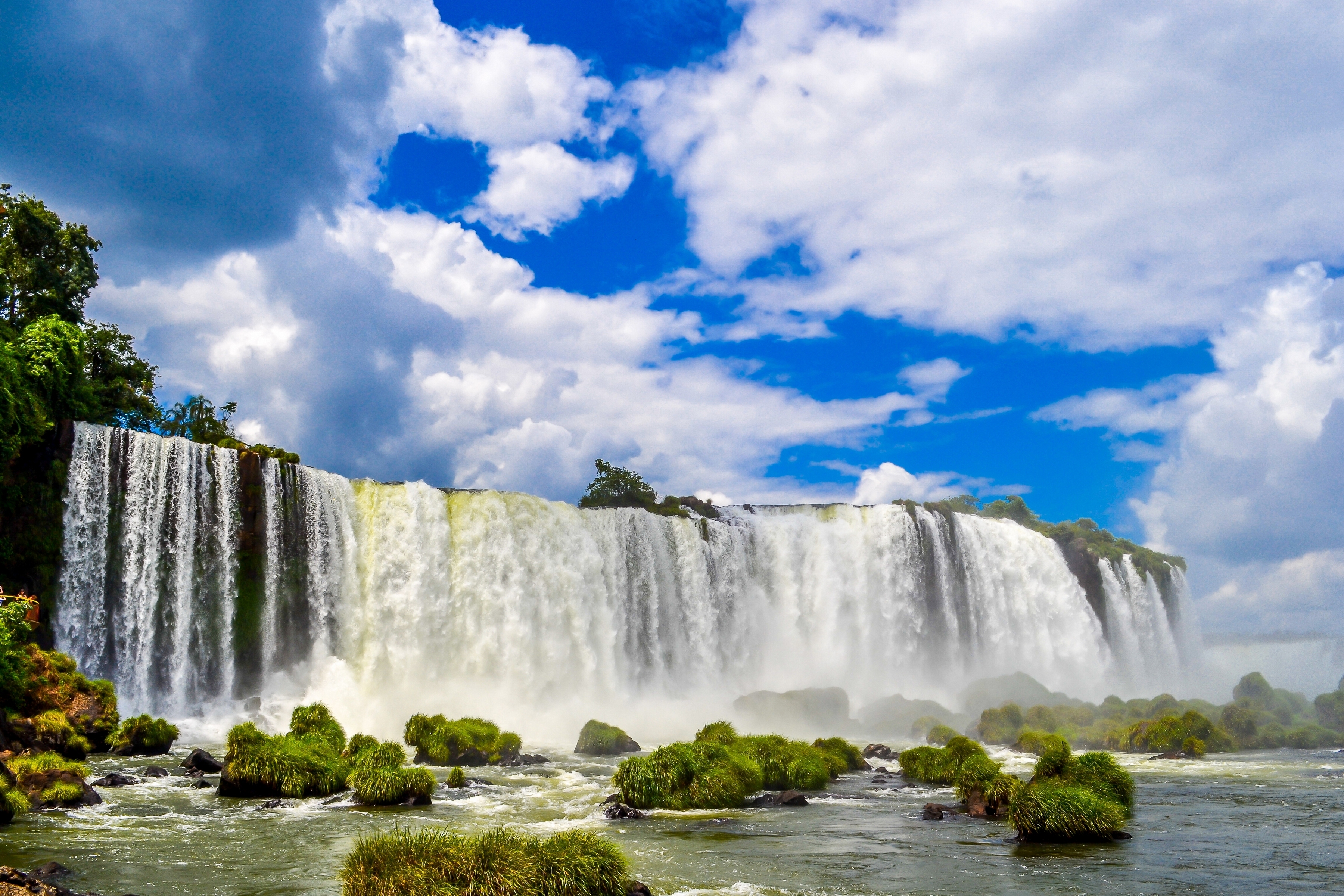 Водопад картинка на рабочий стол. Водопад Игуасу. Водопады Игуасу Аргентина Бразилия. Водопады Игуасу 2560. Водопад Игуасу панорама.