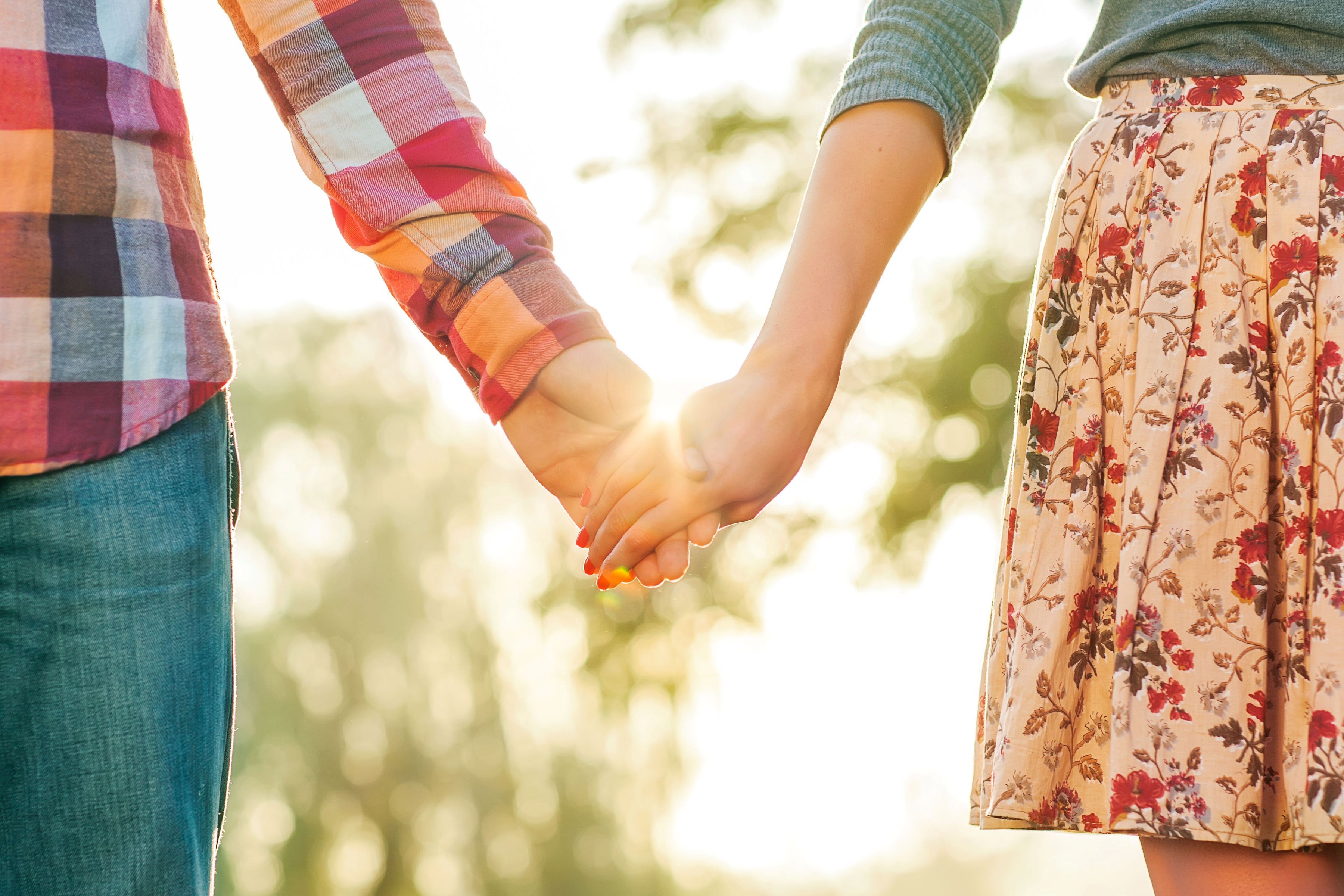 Love person. Влюбленные держатся за руки. Парочка держится за руки. Держась за руки. Влюбленная пара руки.