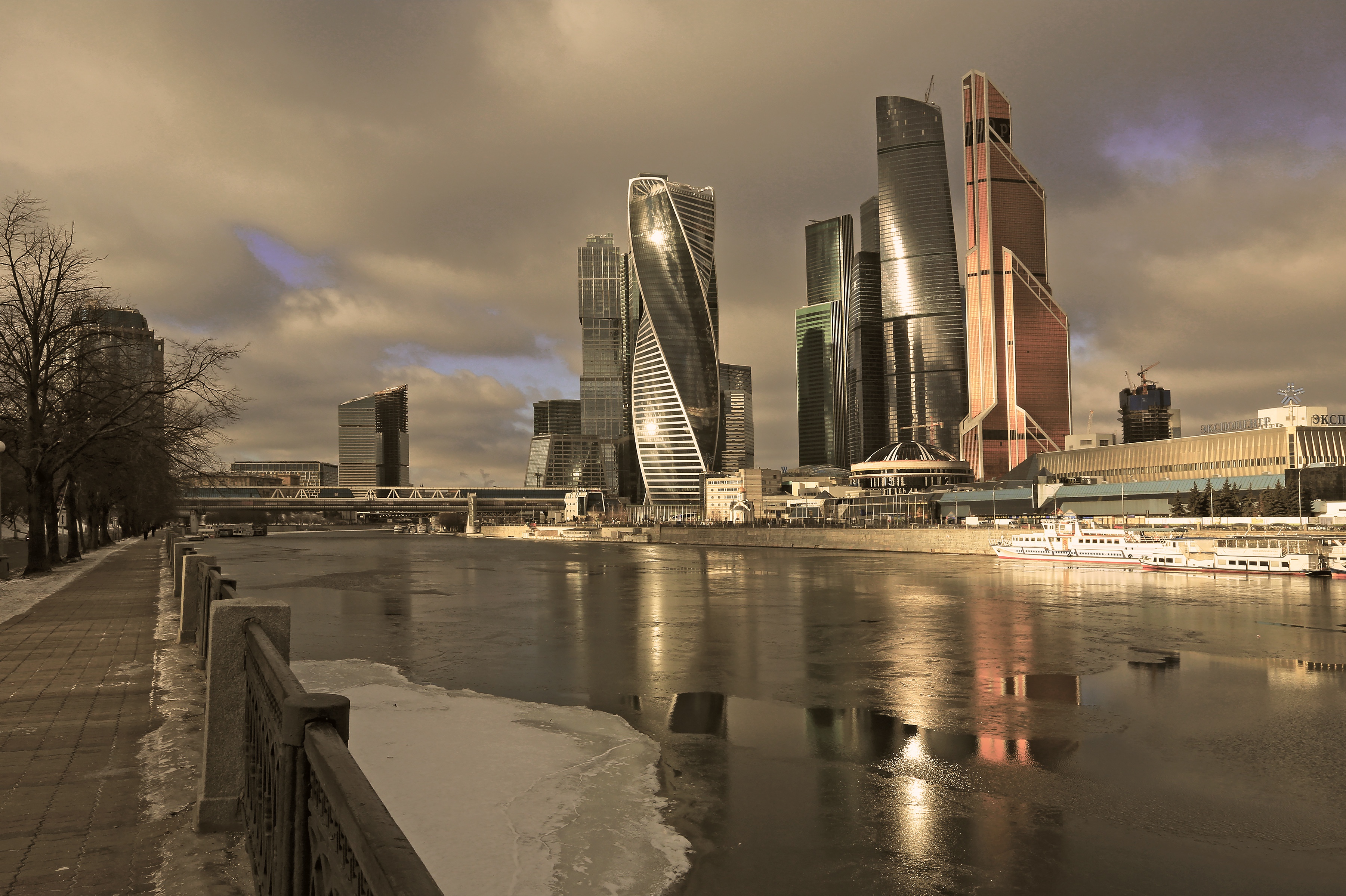 Как выглядит москва сити фото. Москоу Сити река Москва. Москоу - Сити, небоскребы, река.. Москоу Сити 1990.
