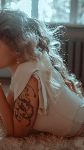 поза, комната, ковер, модель, портрет, макияж, тату, окно