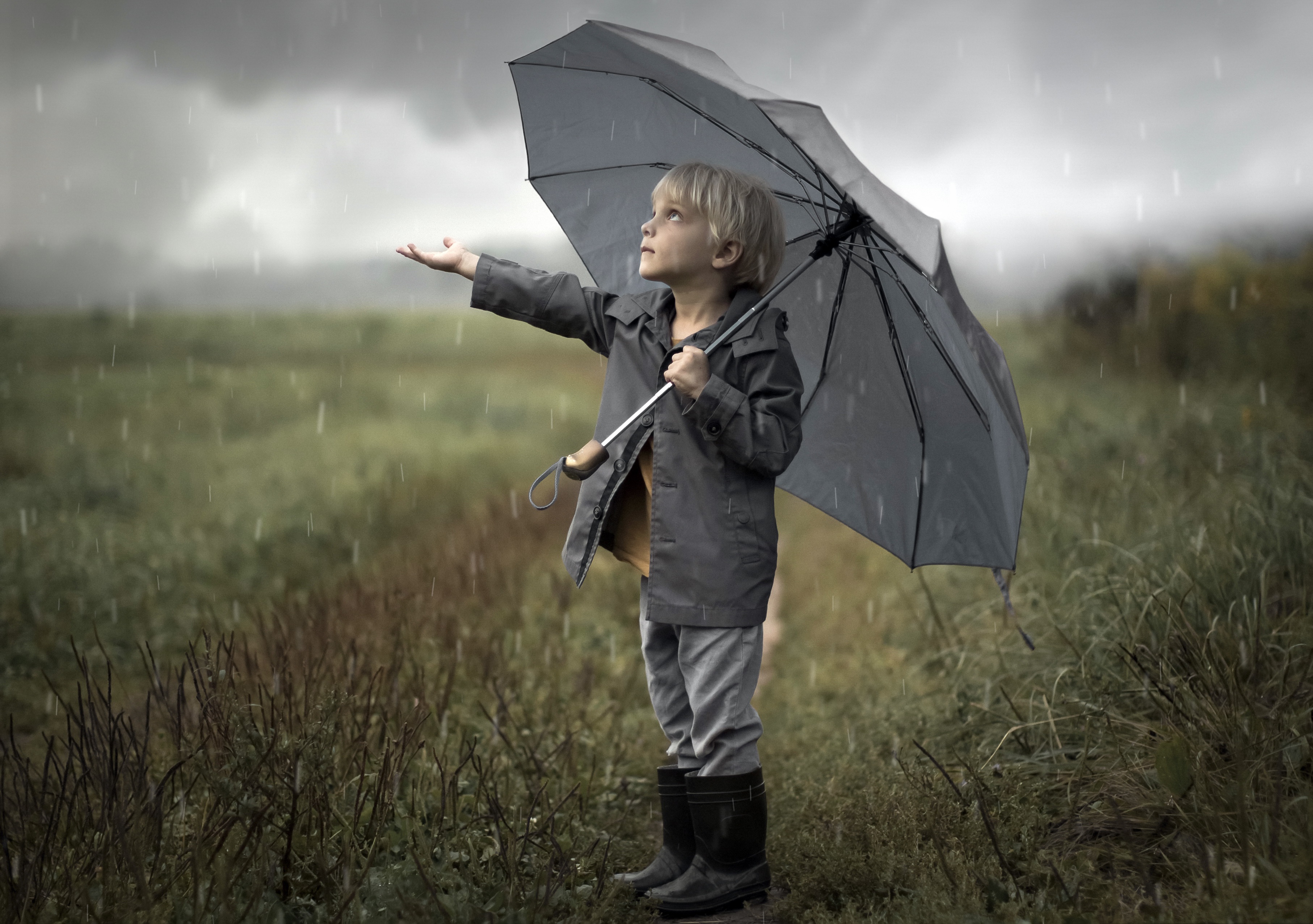 Мальчик пришедший из деревни. Мальчик с зонтиком. Дети под зонтиком. Фотосессия с зонтиком. Человек под зонтом.