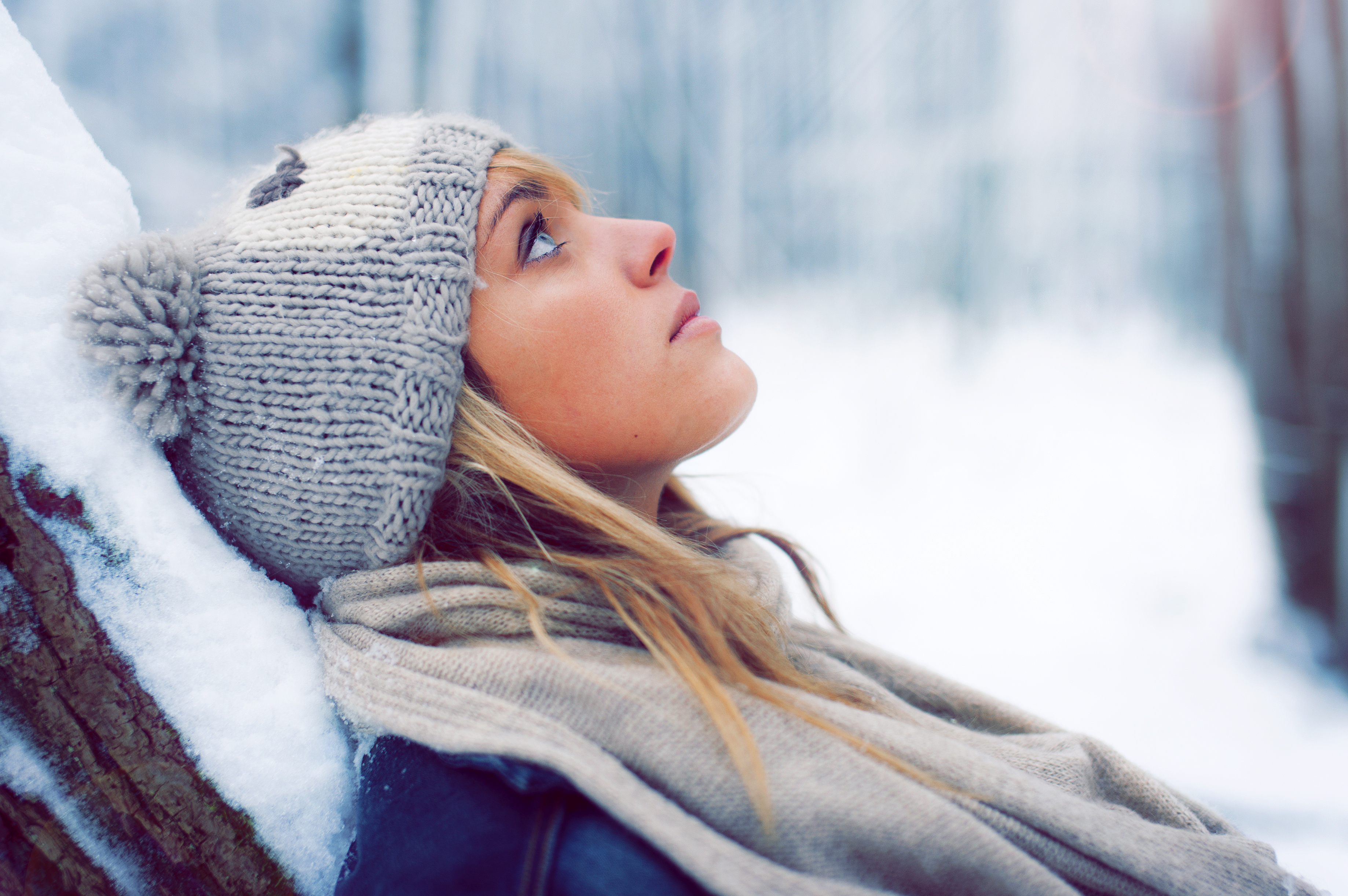 Какую ждем зиму. Девушка зима. Девушка в снегу. Зимний портрет. Девушка в шапке.