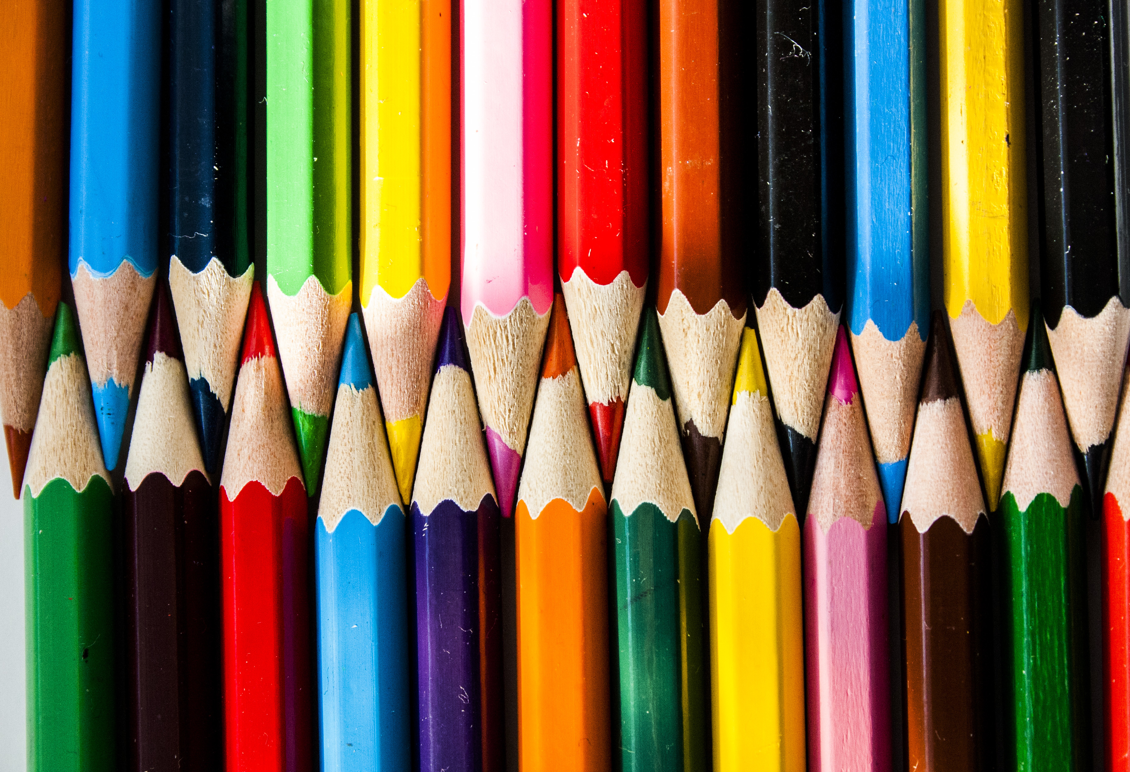 Изображения карандашей. Карандаши цветные. Разбросанные карандаши. Фон карандашом. Цветные карандаши на столе.