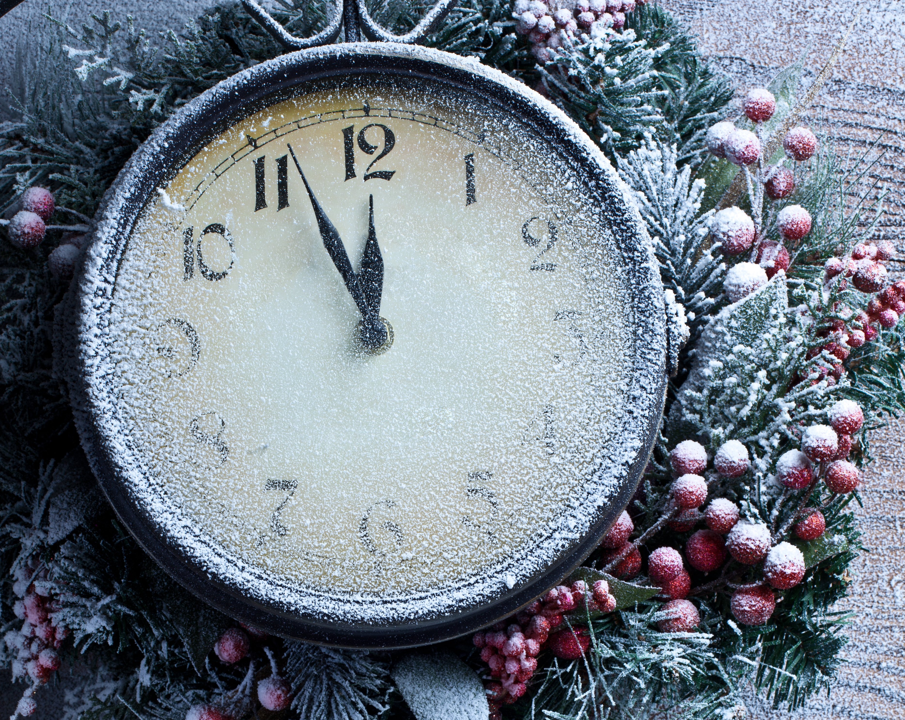 9 часов снег. Часы новогодние. Новогодние куранты. Сказочные новогодние часы. Старинные новогодние часы.