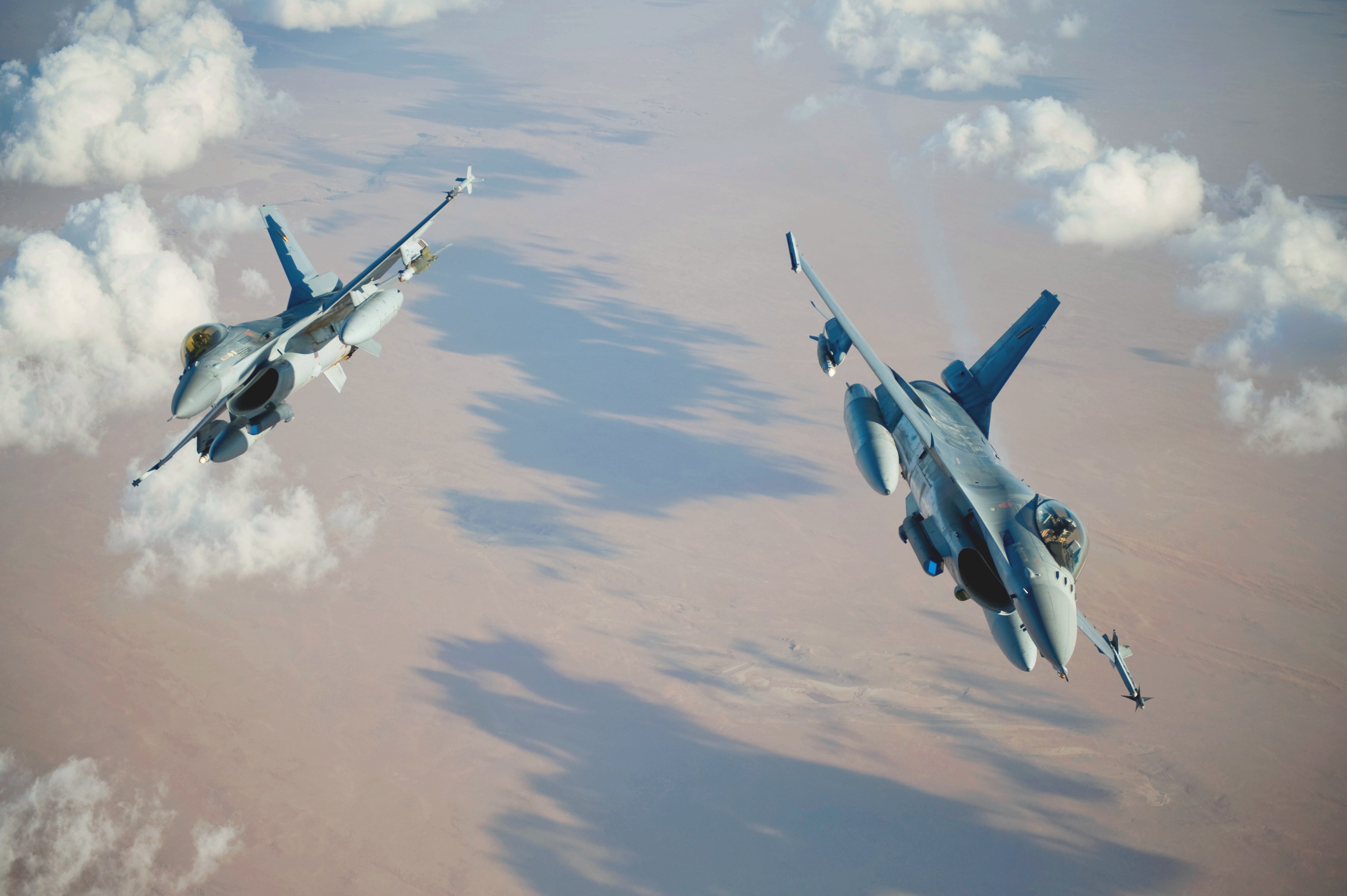 Воздушный бой истребителей. F16. F16 истребитель. F-16 Fighting Falcon. Истребитель летит.