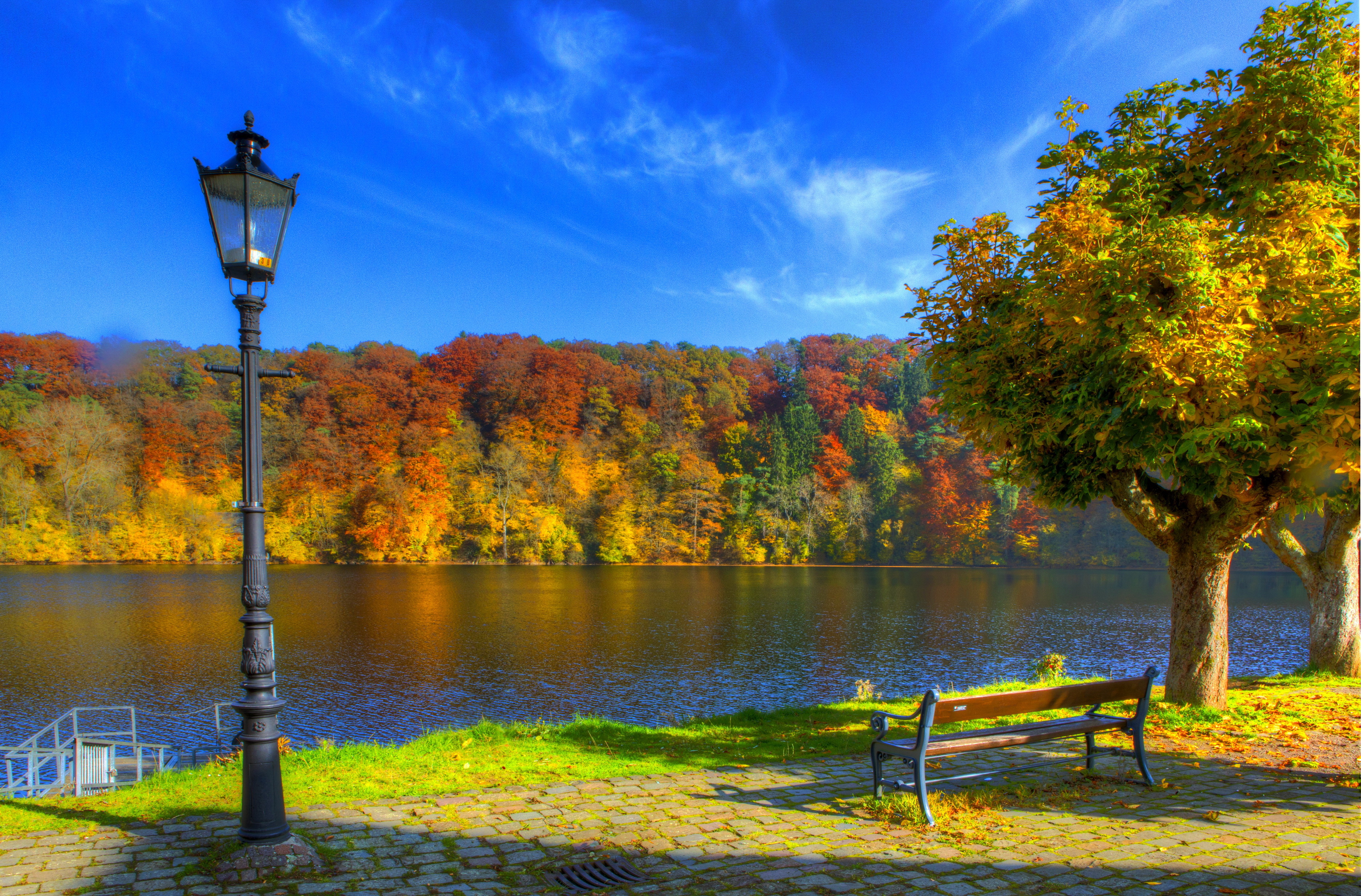 Картинки природы города. Риверсайд парк осенью. Осень парк лавочка озеро. Осенний парк. Красивая осень.