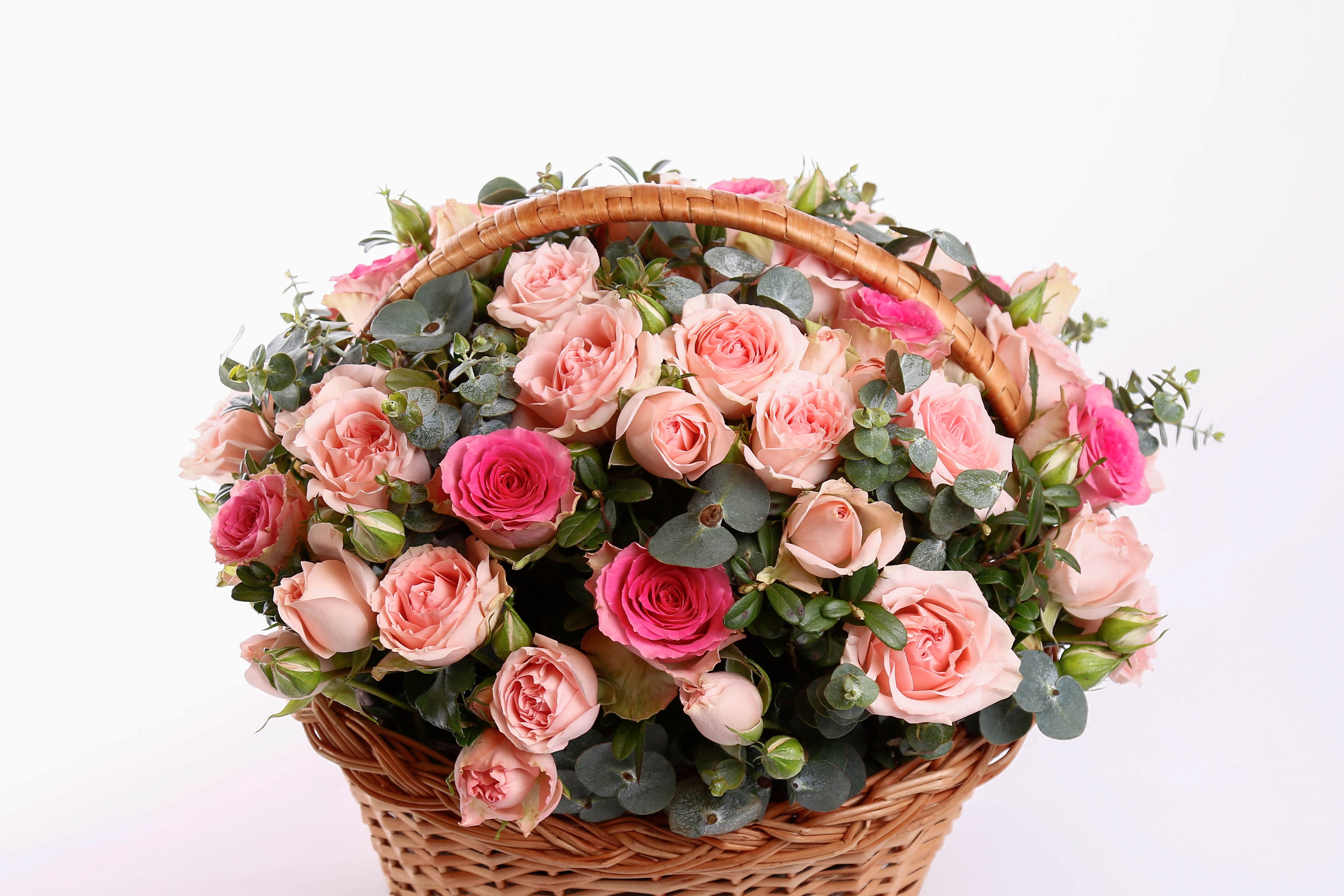 Корзина роз с днем рождения. Букет шикарный. Корзина с цветами. Букет в корзинке. Красивые корзины с цветами.