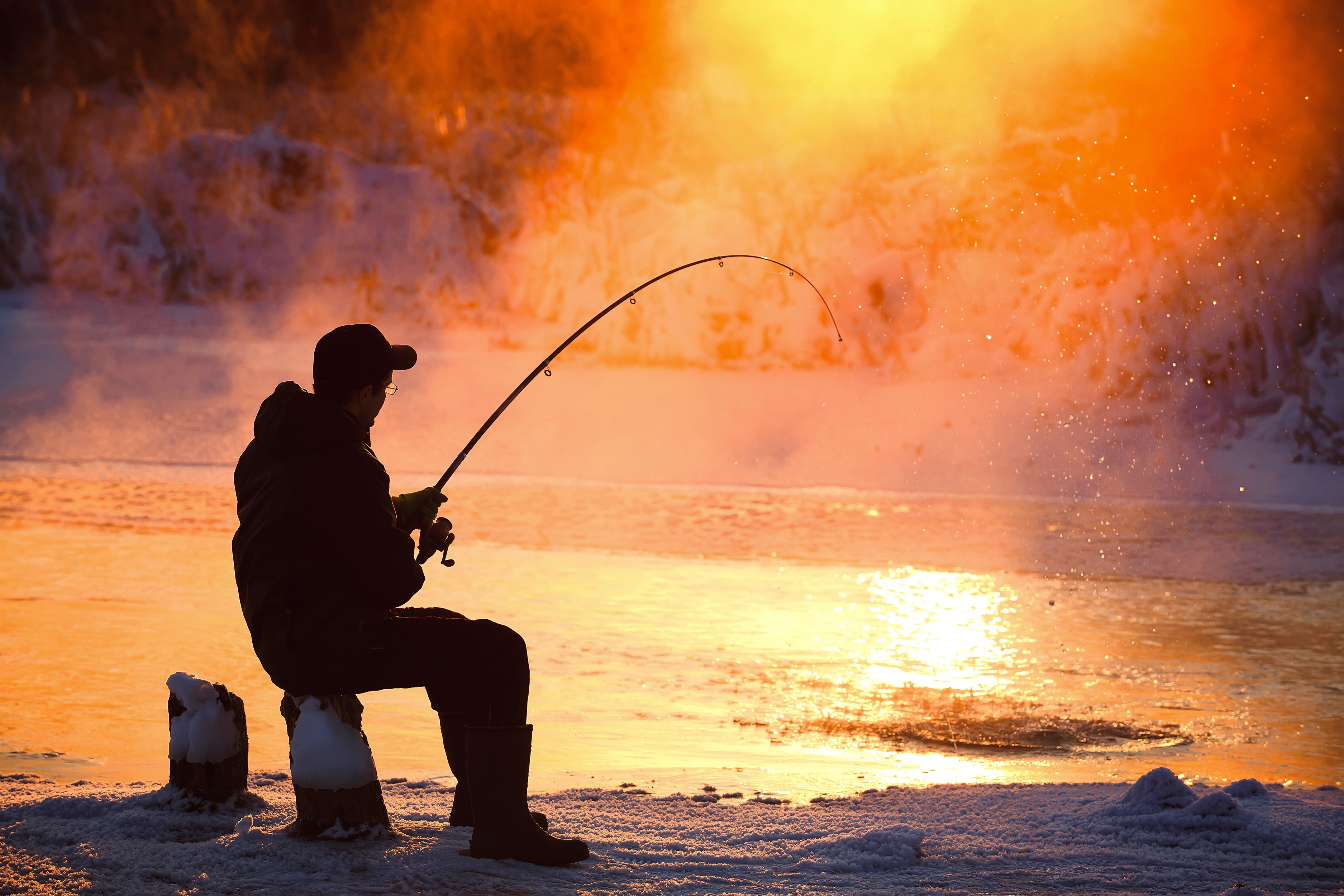 Фото рыбака и рыбки. Обои рыбалка. Рыбак на закате. Зимняя рыбалка. Рыбалка фото.