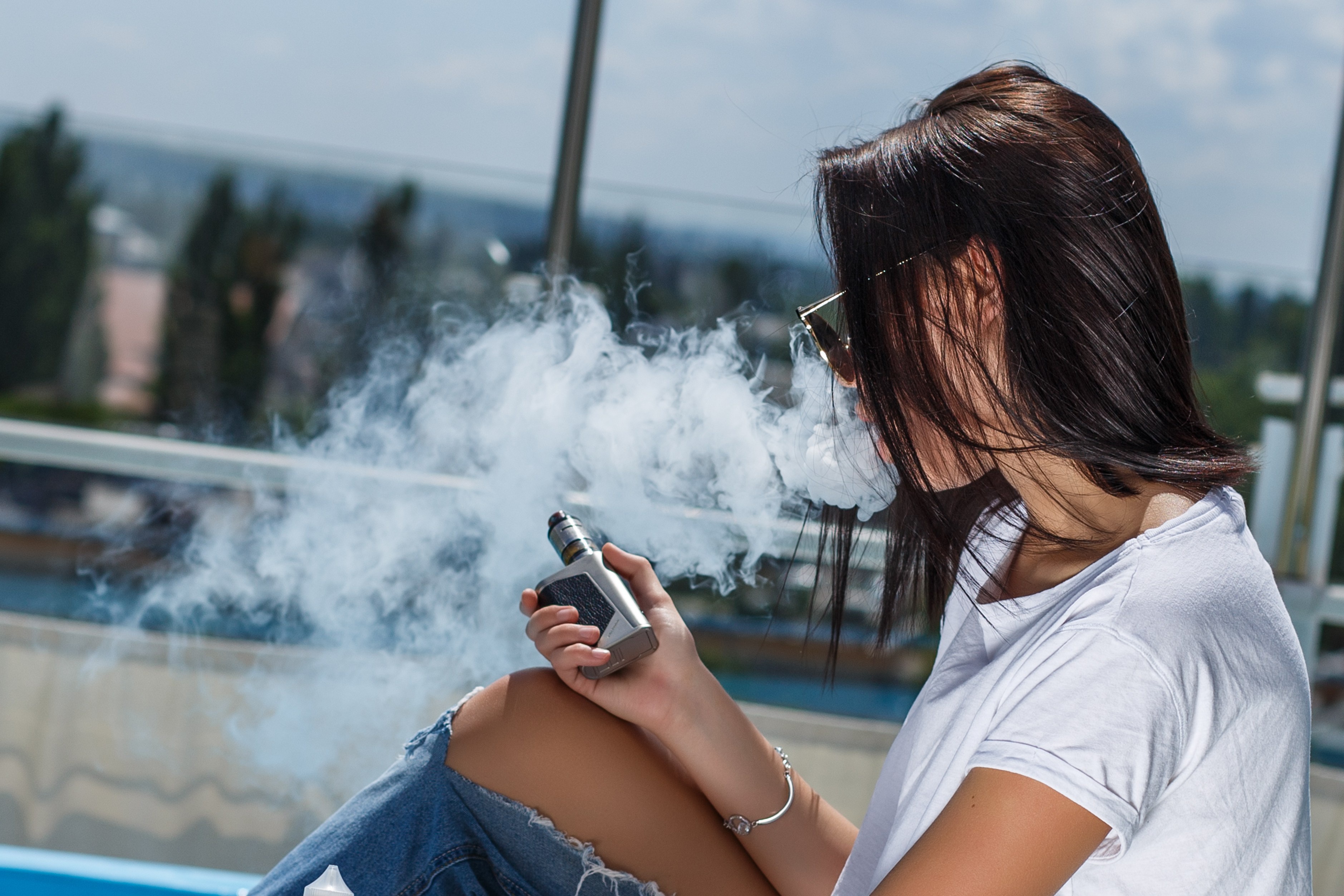 Парить картинка. Девушка с электронной сигаретой. Девушки вейперы. Фотосессия с электронной сигаретой. Подросток с электронной сигаретой.
