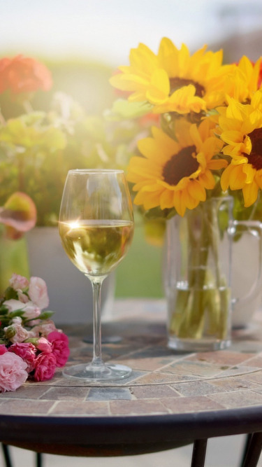 подсолнухи, цветы, букет, ваза, бокал шампанского, гвоздики