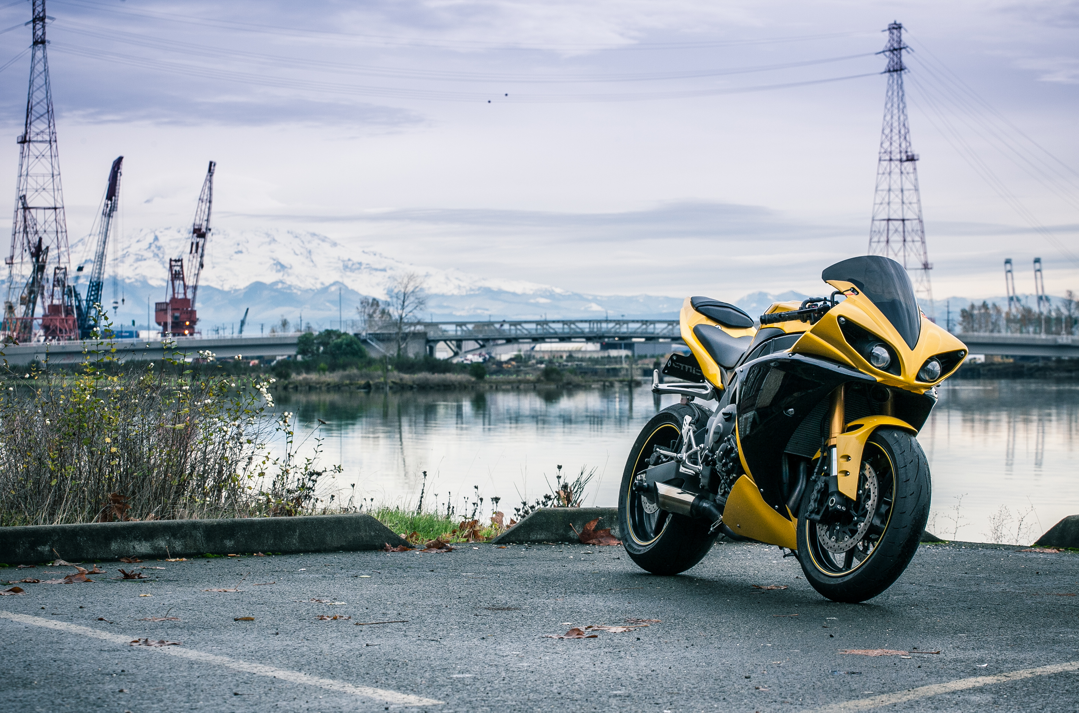 Обои на стол мотоциклы. Yamaha YZF-r1 желтый. Мотоцикл Ямаха р1 желтый. Желтый мотик Ямаха. Желтый байк Ямаха r1.