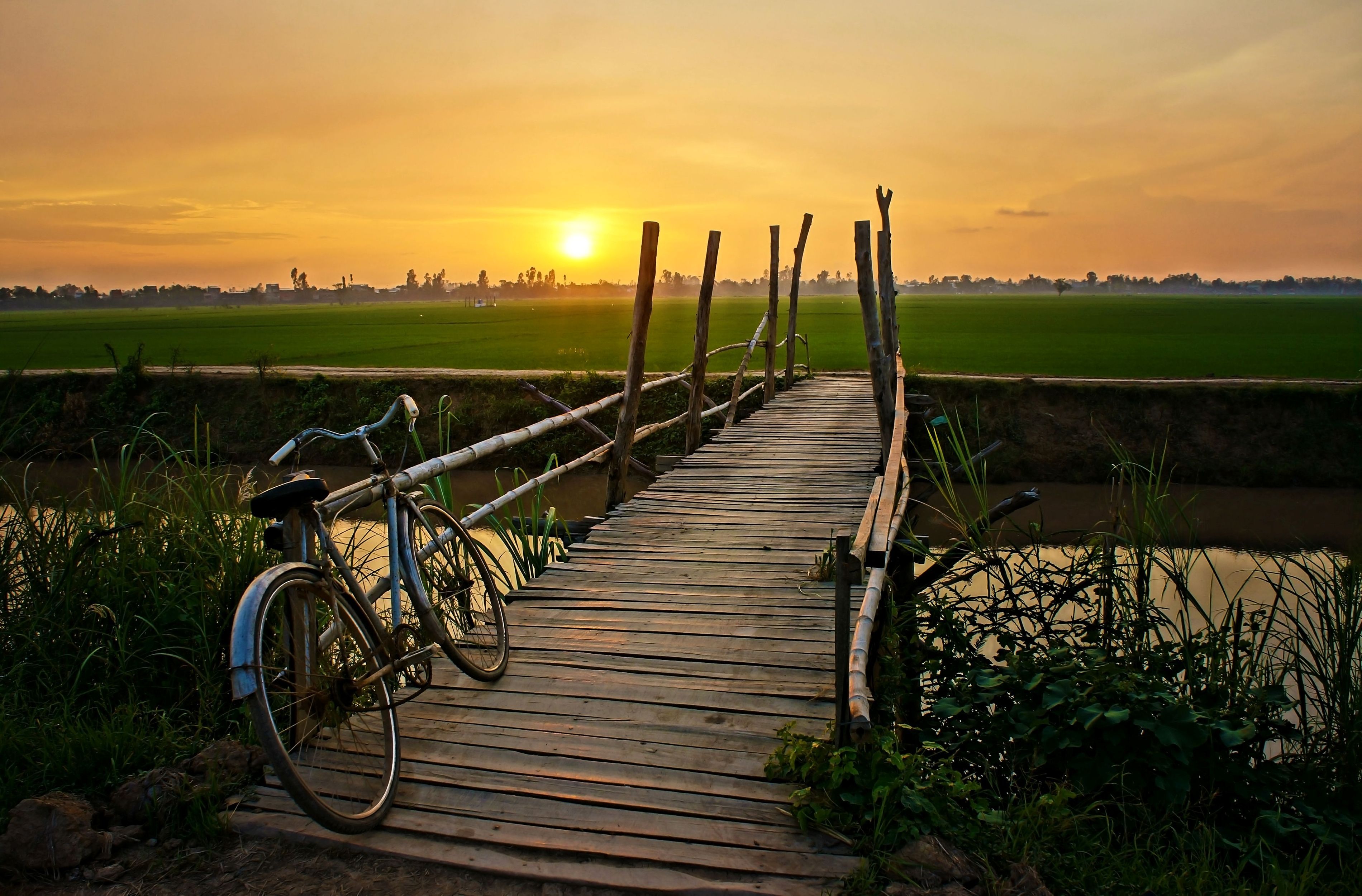 Велосипед для деревни. Велосипед на природе. Пейзаж с мостиком. Пейзаж с мостом. Пейзаж с велосипедом.