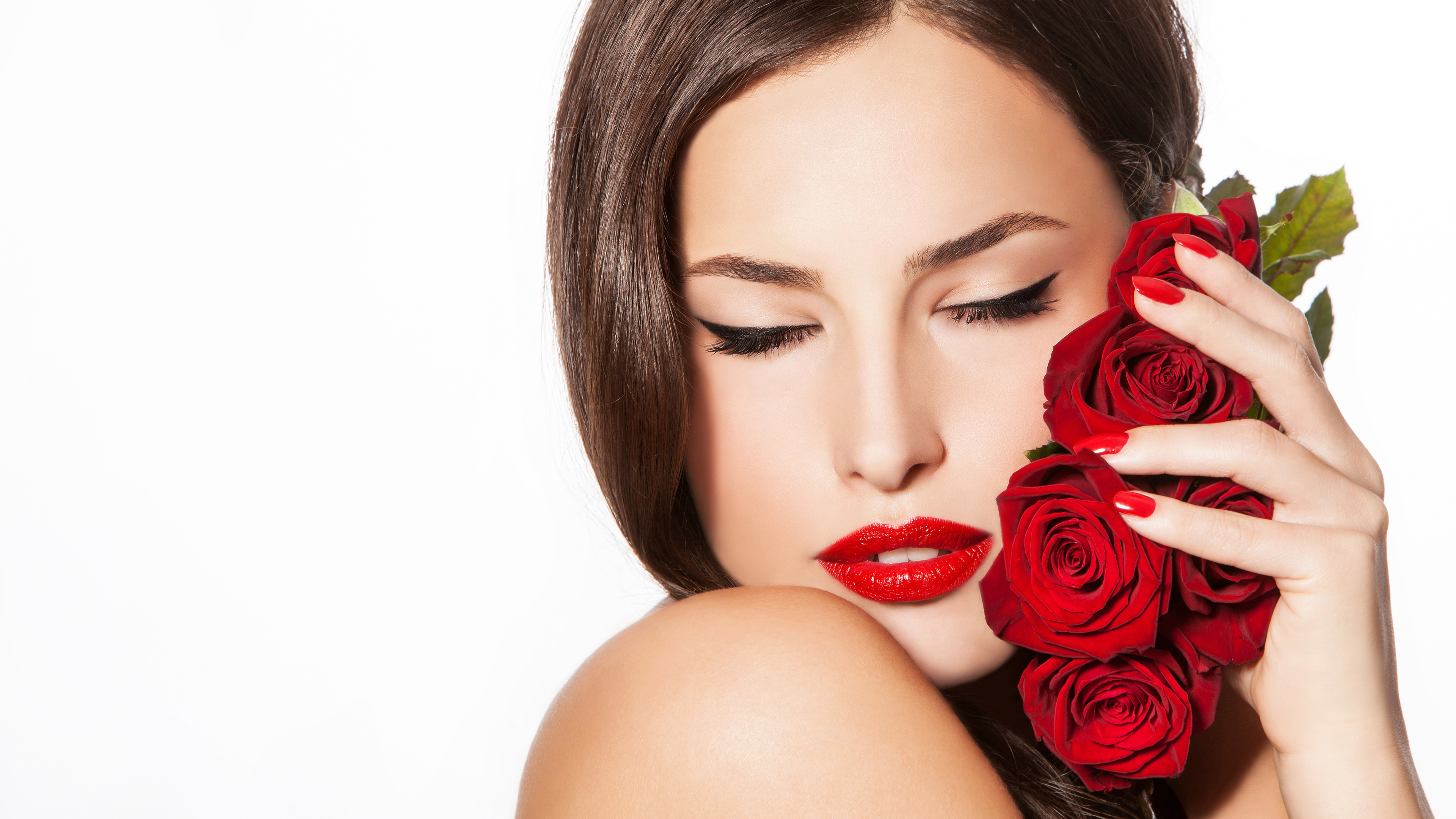 Перманентный макияж красные. Девушка с красными розами. Красивая девушка салон красоты. Девушка с макияжем. Девушка в салоне красоты розы.