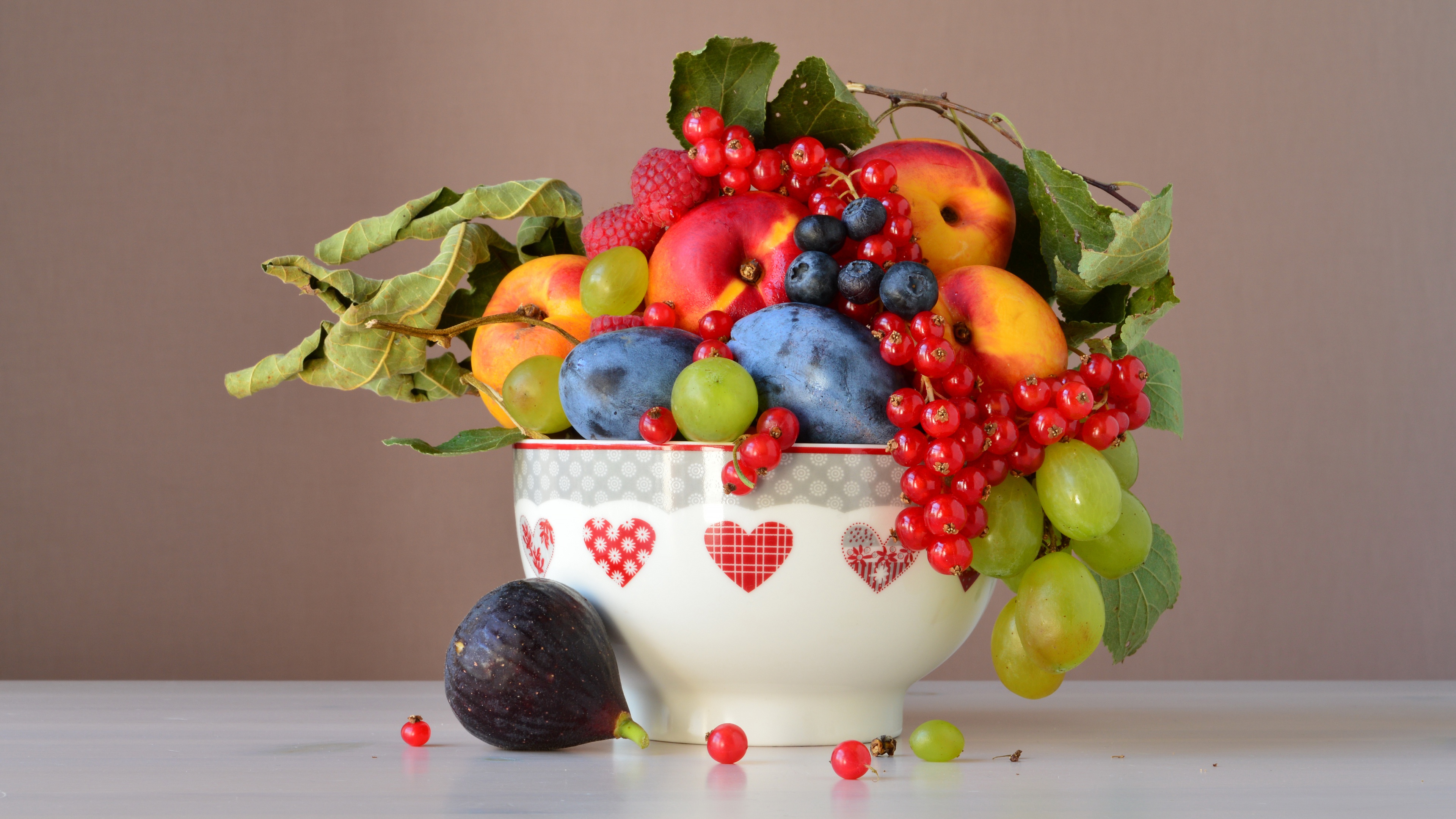 В вазе лежат 4 разных фрукта. Ваза с фруктами. Натюрморт с фруктами. Натюрморт с цветами и фруктами. Натюрморт ваза с фруктами.