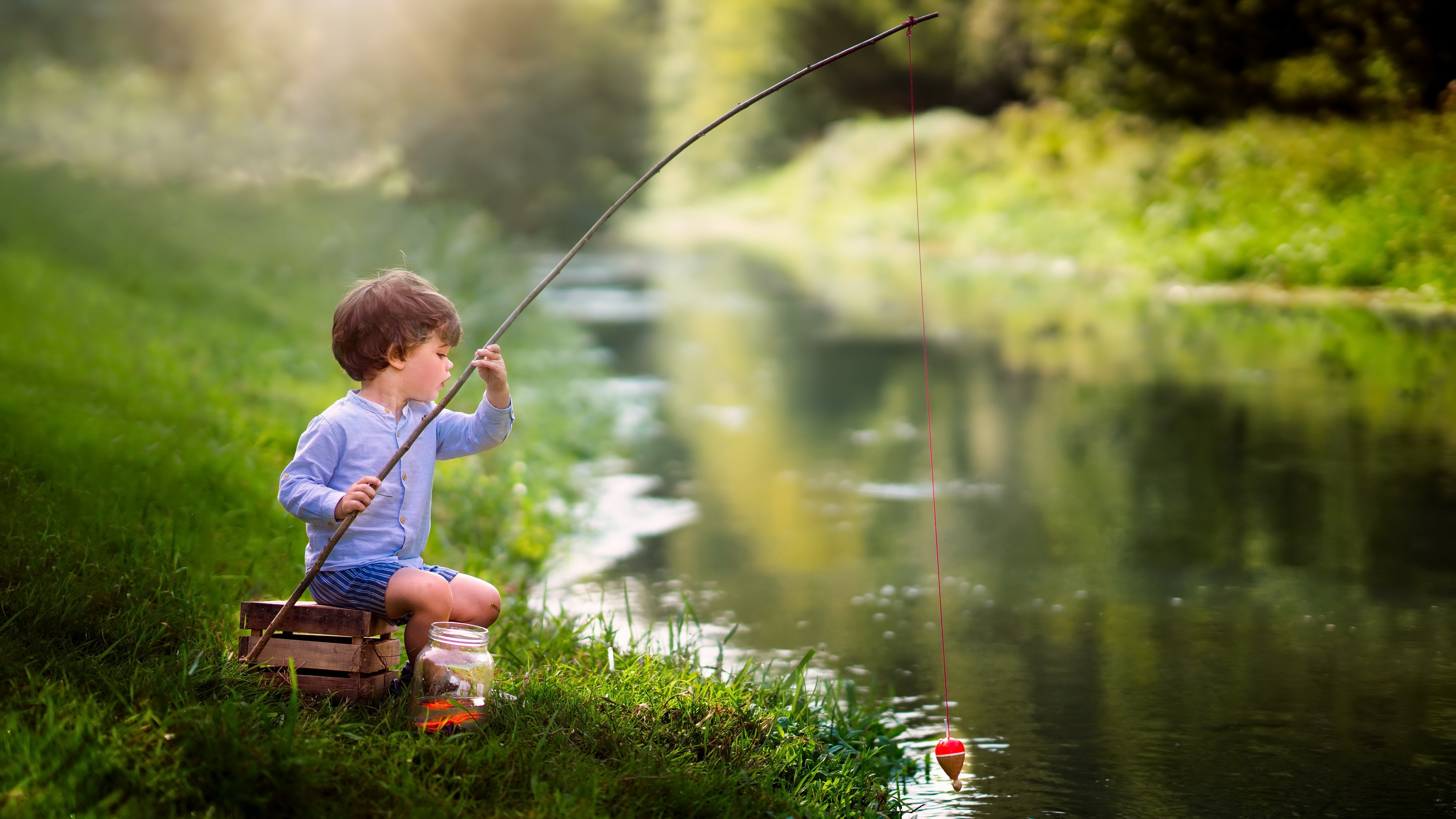 Мальчик ловил рыбу на реке. Мальчик ловит рыбу. Мальчик с удочкой. Маленький Рыбак. Удочка для детей.
