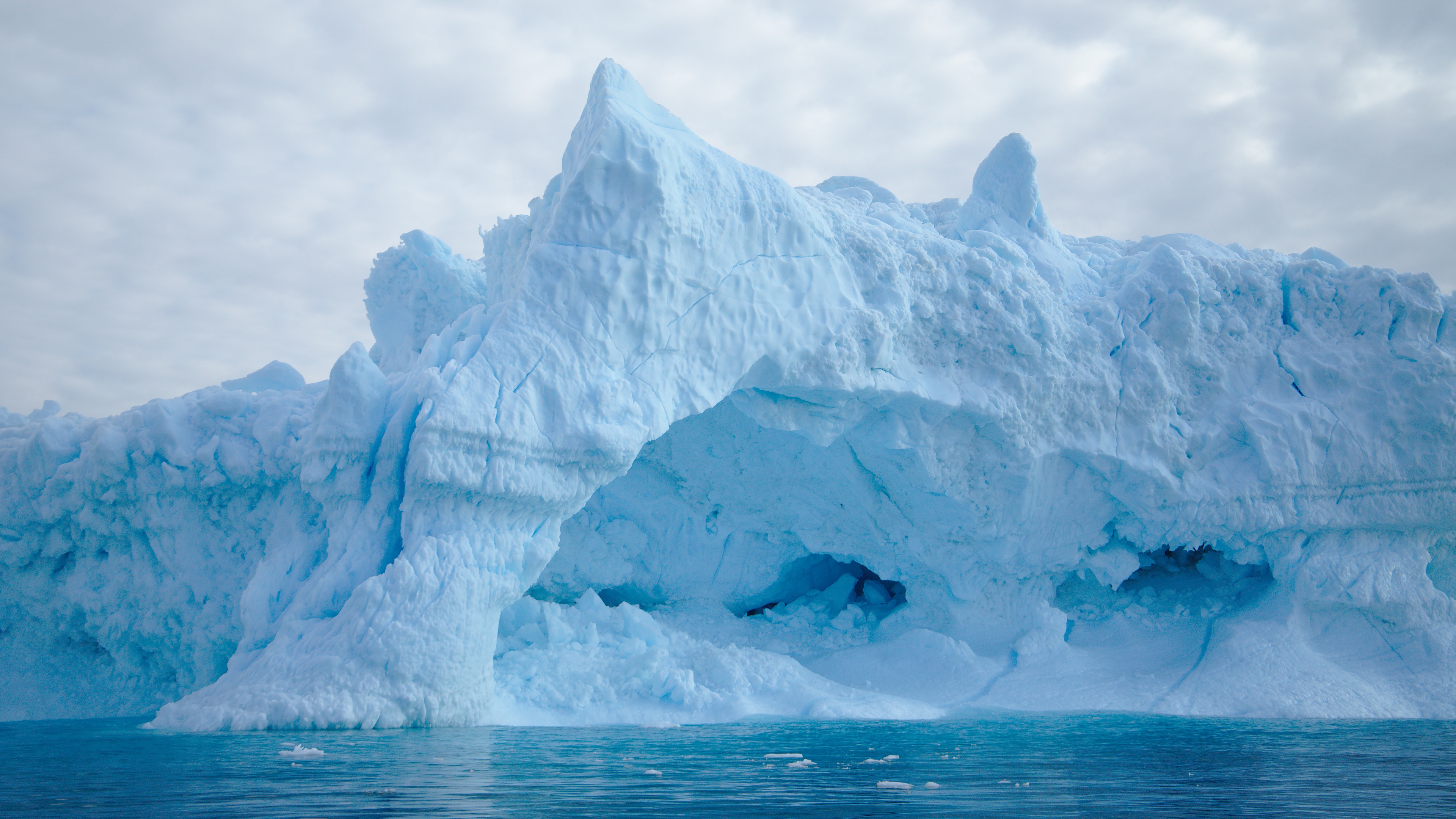 Глыба льда на воде. Айсберг Байкал. Айсберг глыба льда. Скала Айсберг. Северный Ледовитый океан и Антарктида.