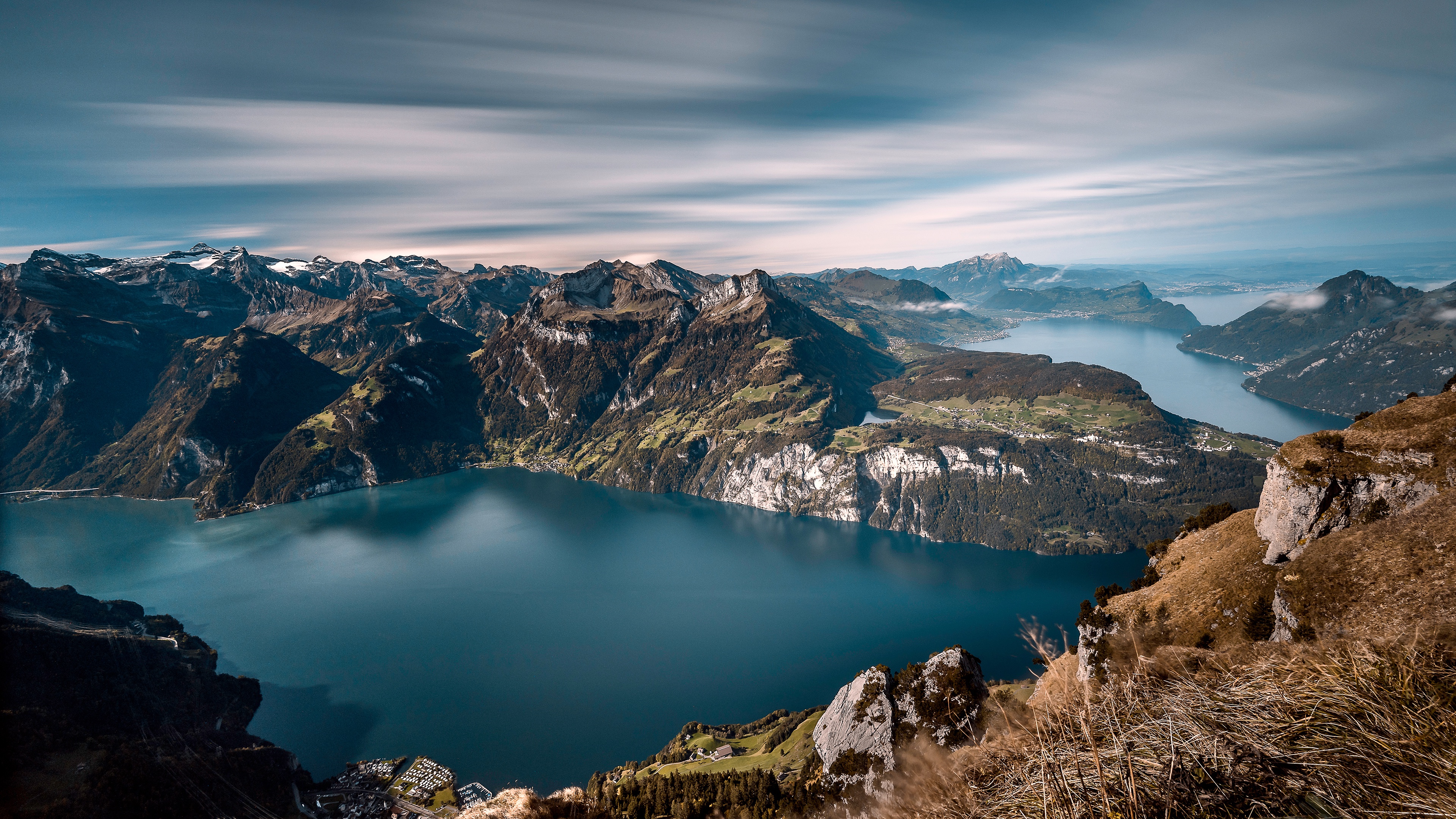 В среди высота скал. Скала Прекестулен Норвегия. Фирвальдштетское озеро Швейцария. Вид с горы. Озеро среди скал.