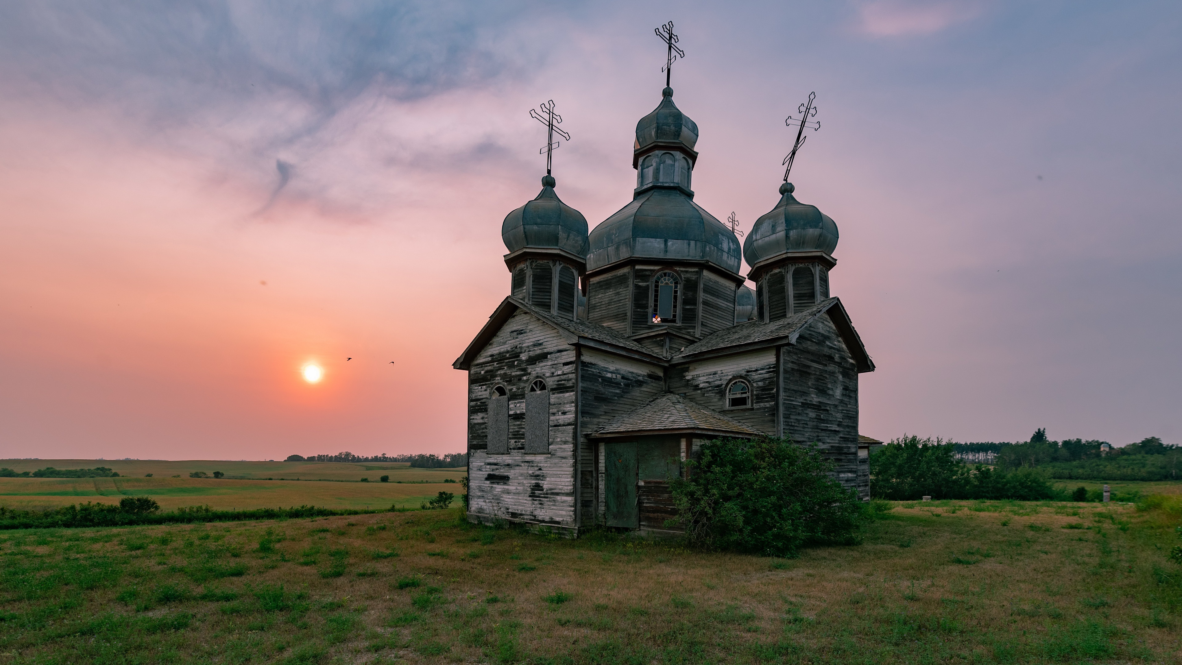 Церковь на закате с облаками