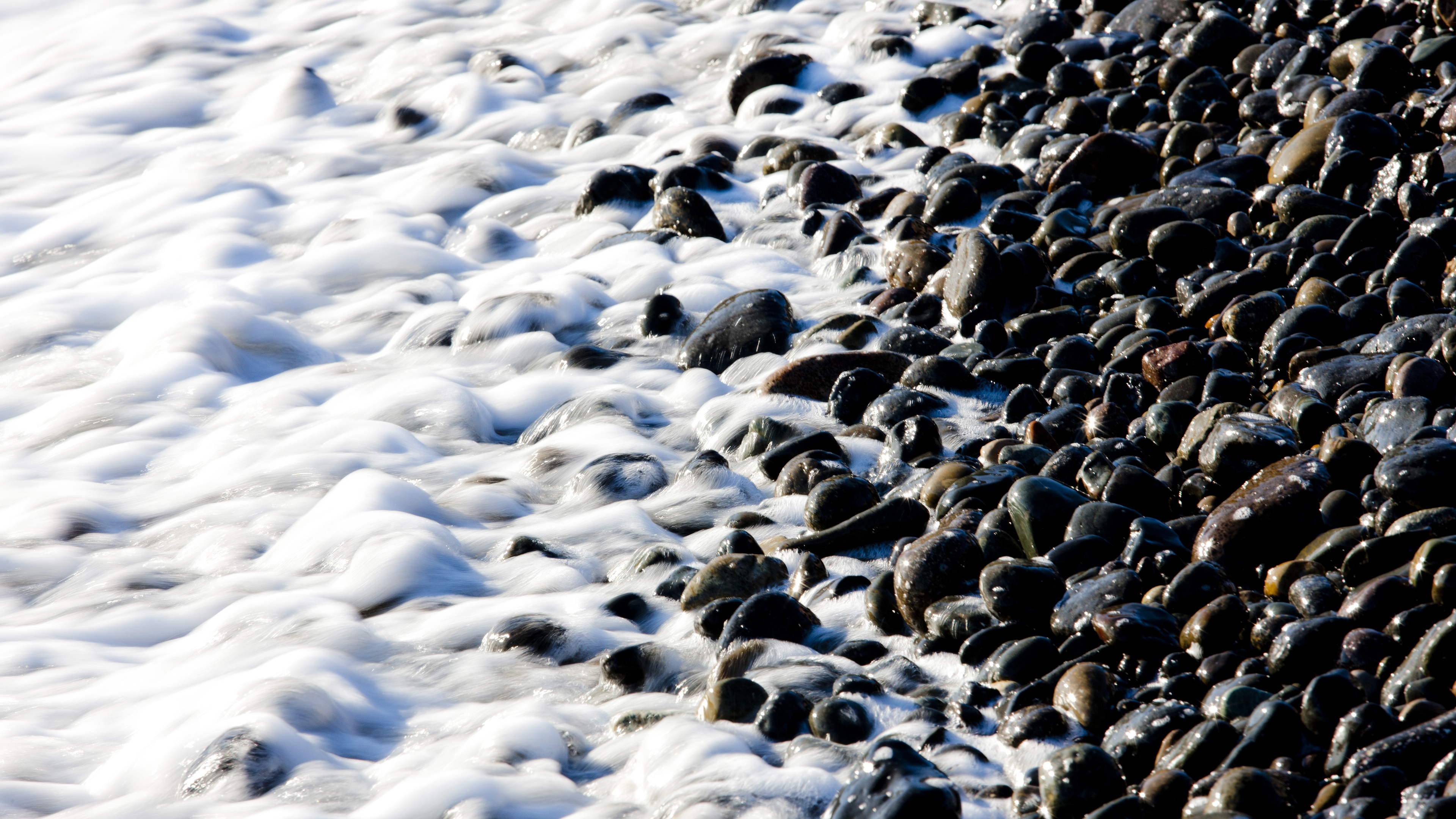 Пена без воды. Море пенный берег галька. Берег текстура. Камни на берегу текстура. Волна пена текстура берег.
