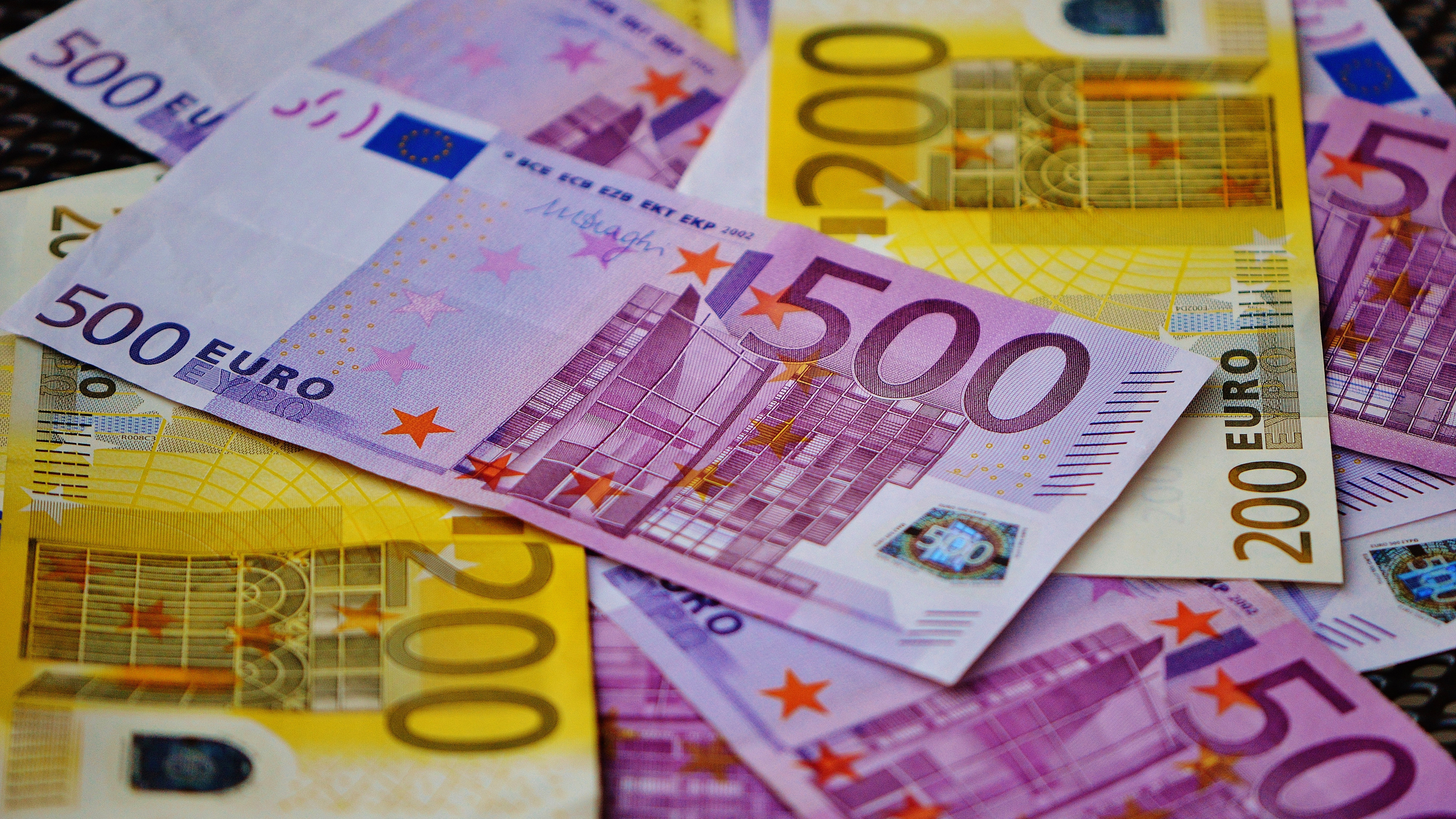 Euro currency. Деньги евро. Евро валюта. Банкноты евро. Денежные купюры евро.